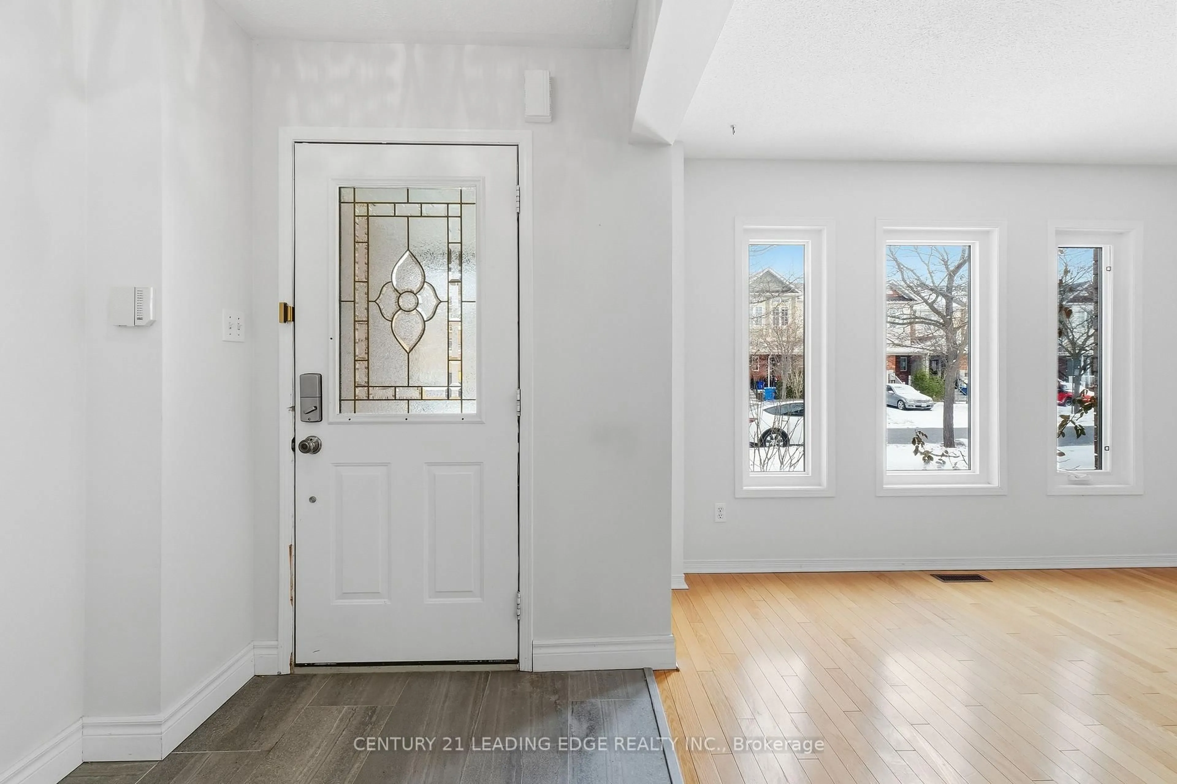 Indoor entryway for 60 Snedden Ave, Aurora Ontario L4G 7K6