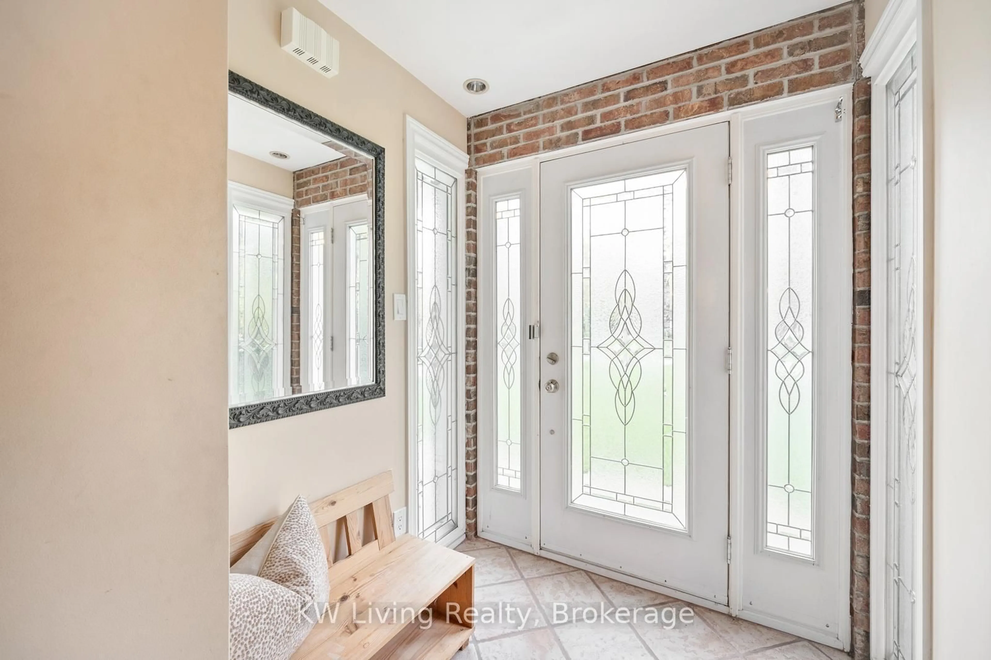 Indoor entryway for 55 Hillside Ave, Vaughan Ontario L4K 1W9