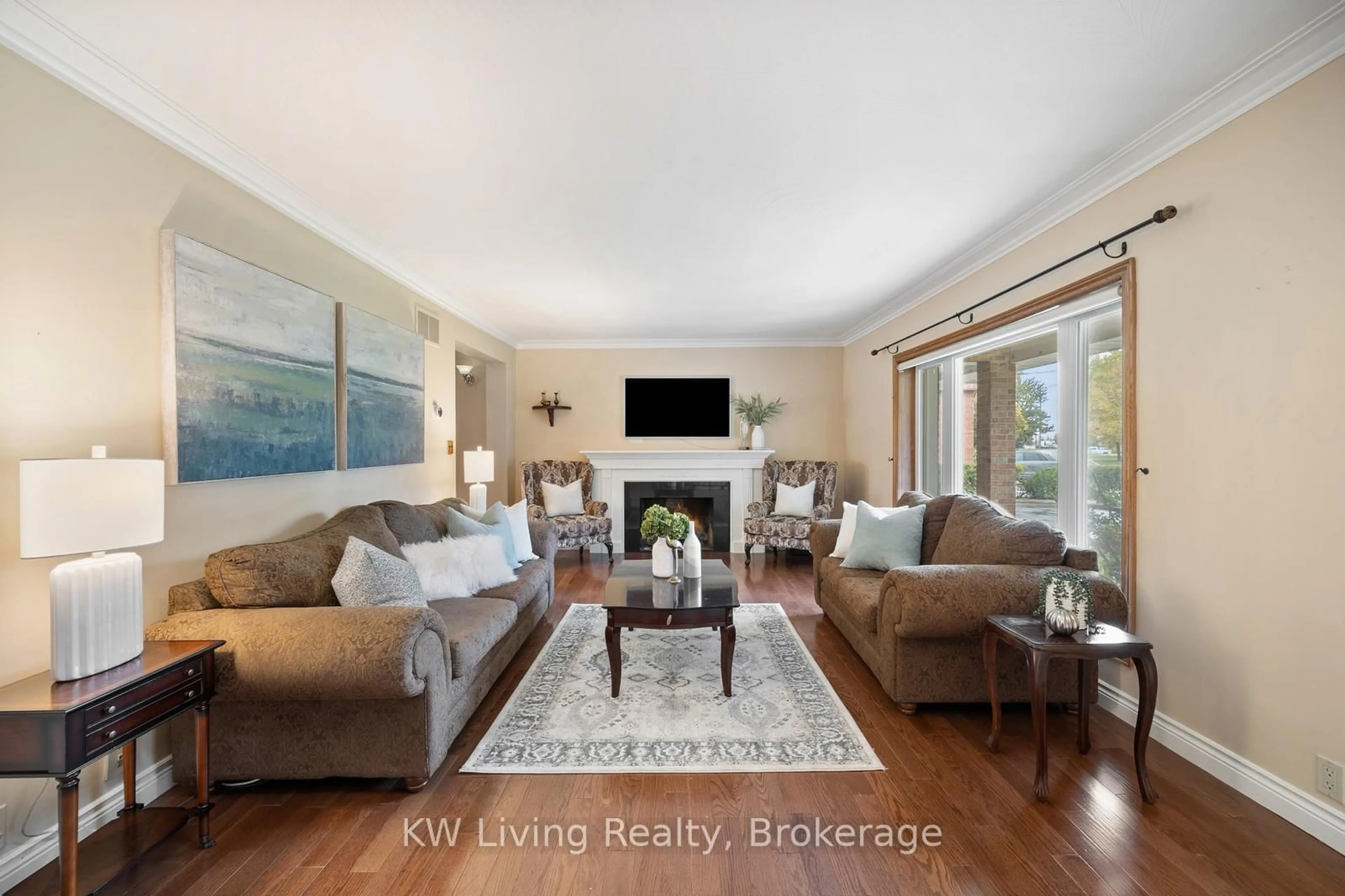 Living room with furniture, wood/laminate floor for 55 Hillside Ave, Vaughan Ontario L4K 1W9