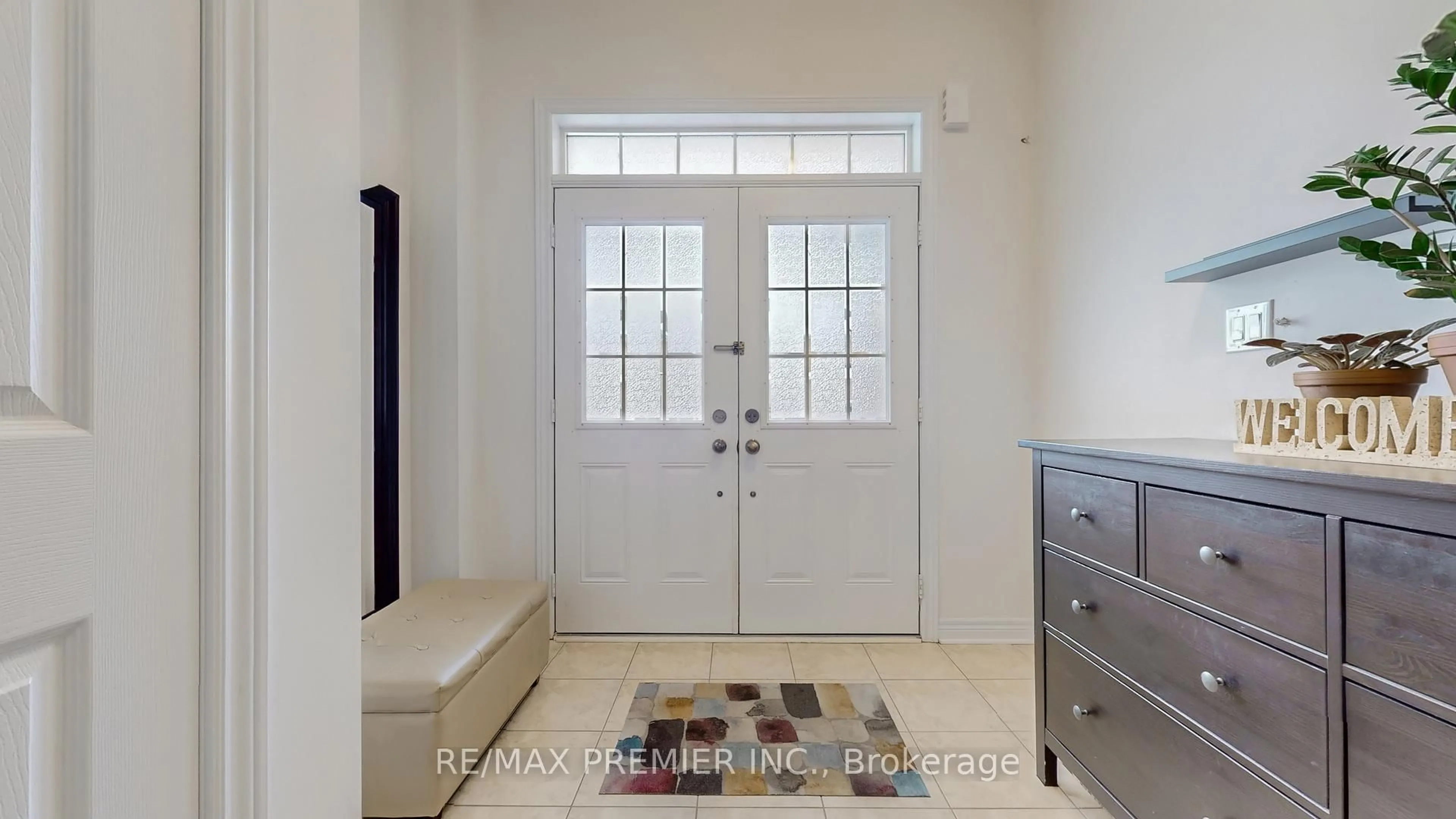 Indoor entryway for 32 Blue Grouse Rd, Vaughan Ontario L6A 4B9