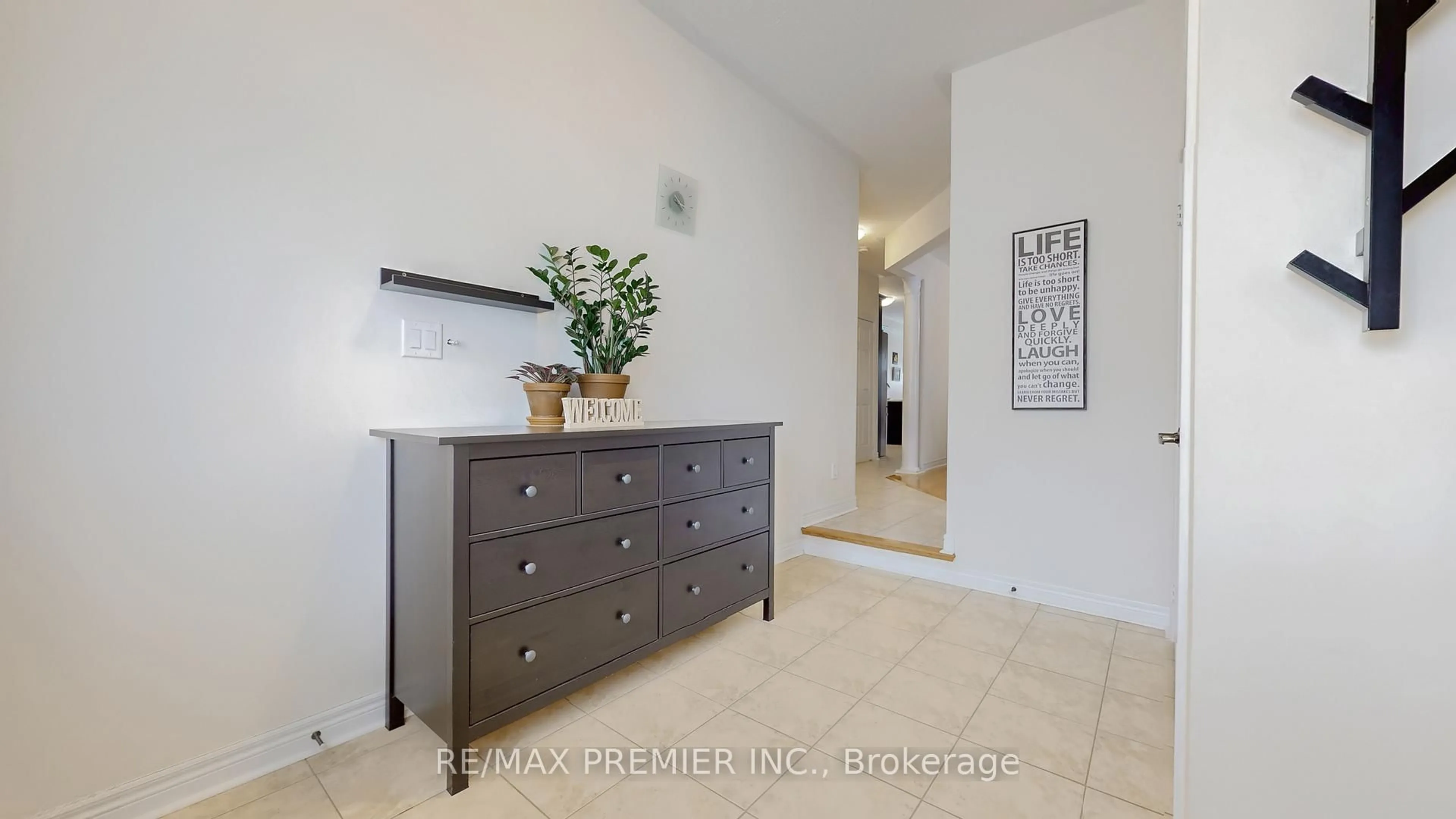 Indoor entryway for 32 Blue Grouse Rd, Vaughan Ontario L6A 4B9