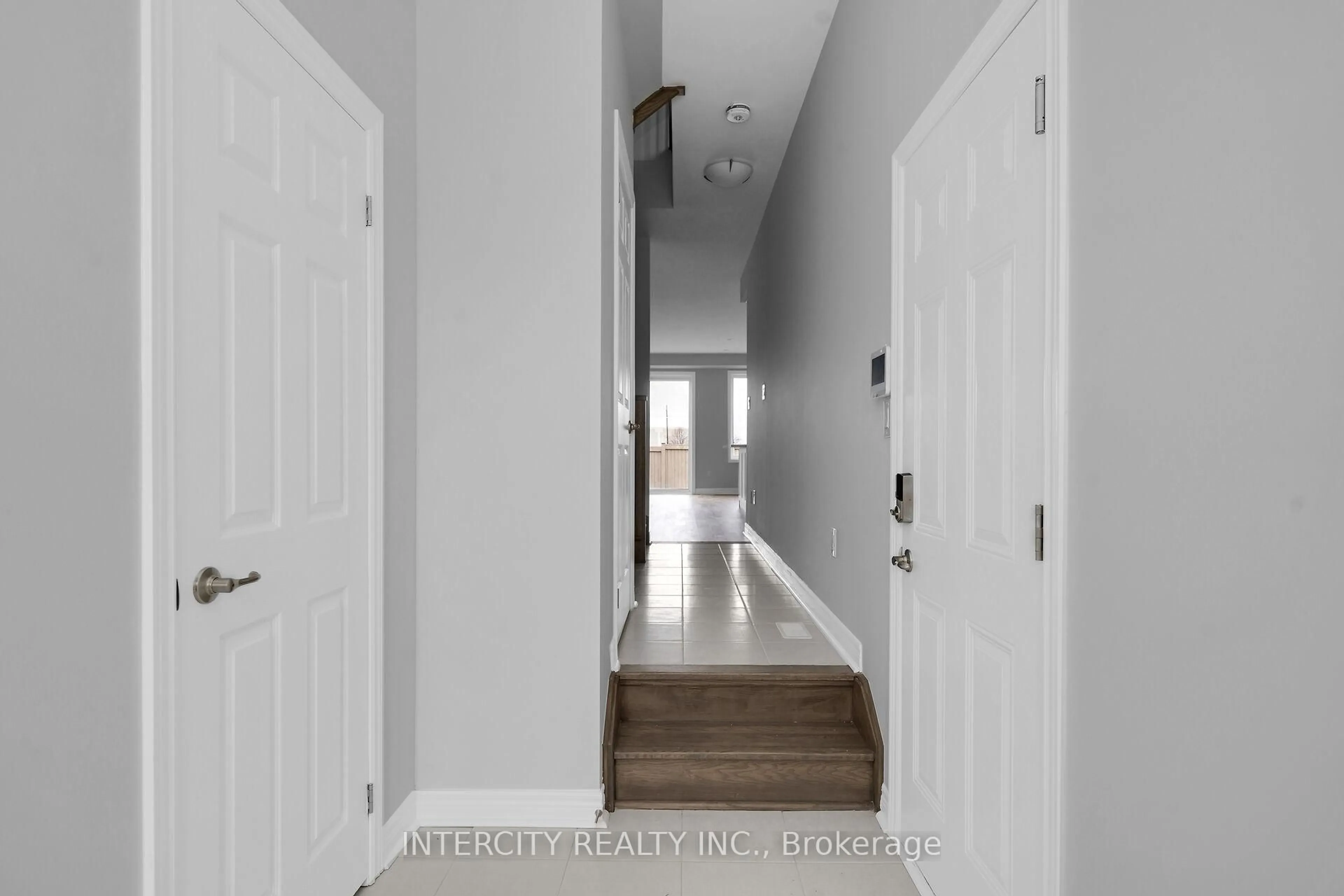 Indoor entryway for 184 Mumbai Dr, Markham Ontario L3S 0G5