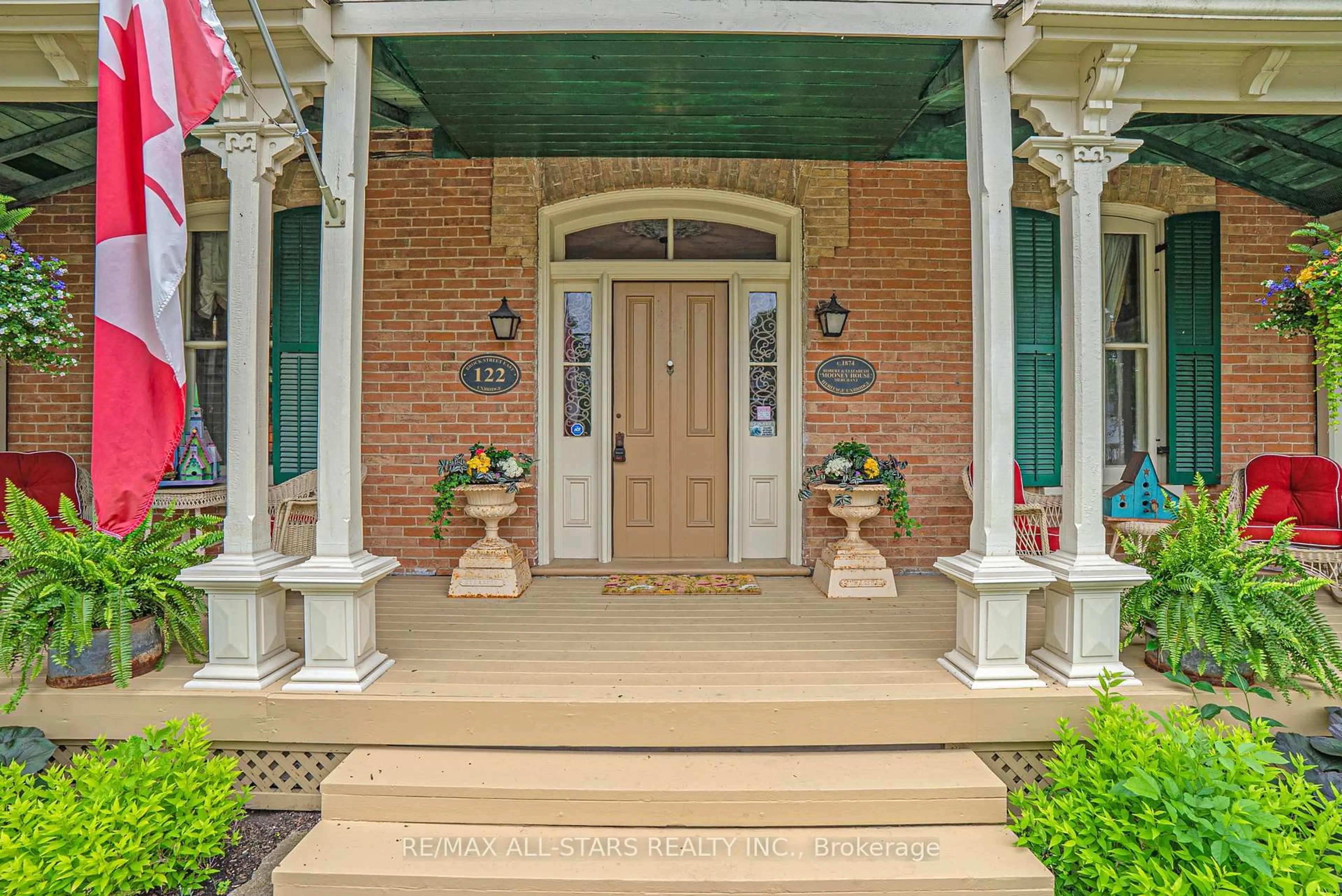 Indoor entryway for 122 Brock St, Uxbridge Ontario L9P 1K5