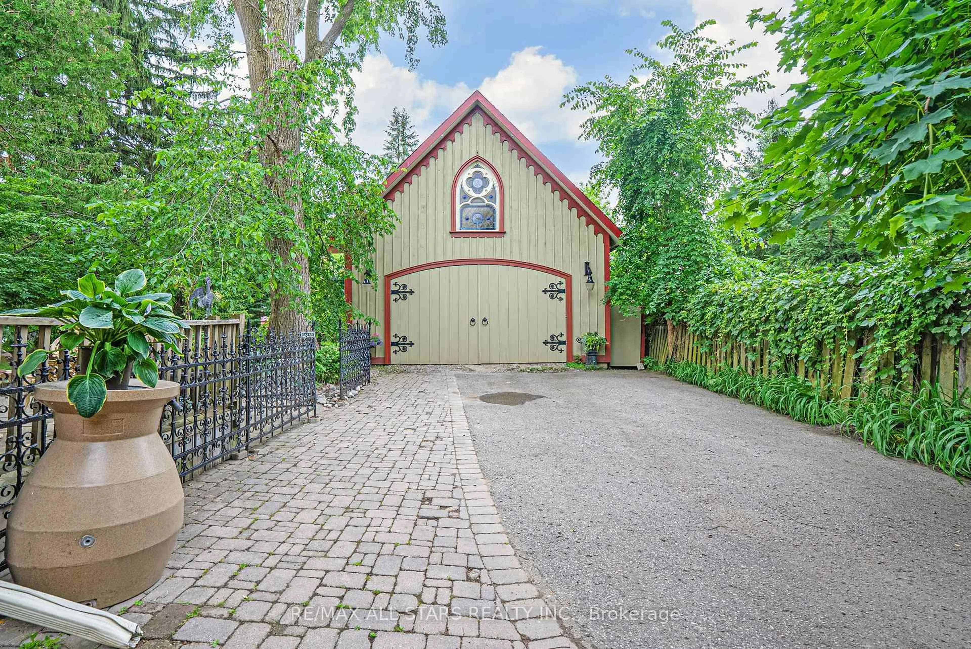 Indoor garage for 122 Brock St, Uxbridge Ontario L9P 1K5