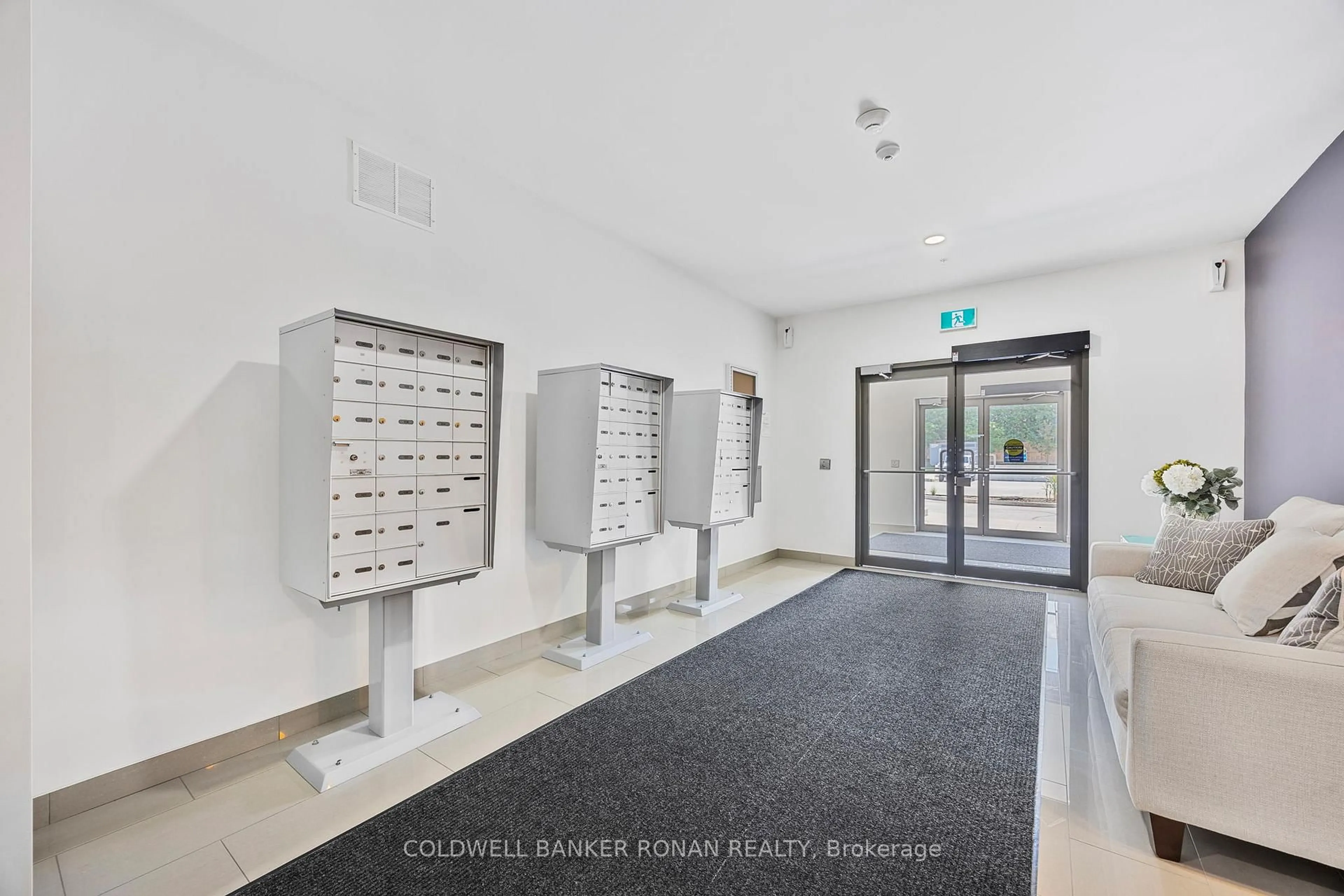 Indoor foyer for 64 Queen St #104, New Tecumseth Ontario L0G 1W0