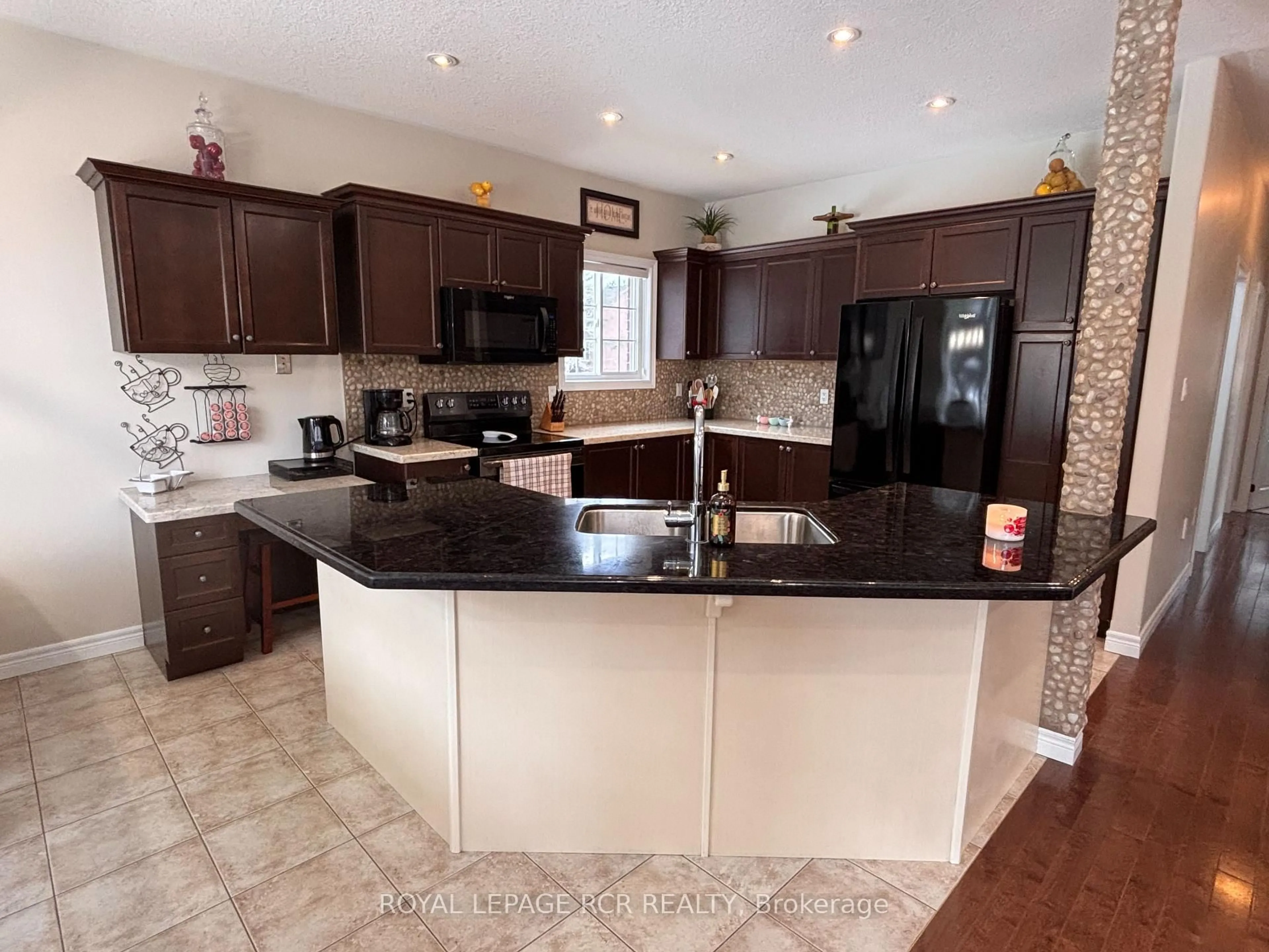 Open concept kitchen, ceramic/tile floor for 10 Fisher Dr, Adjala-Tosorontio Ontario L0M 1J0