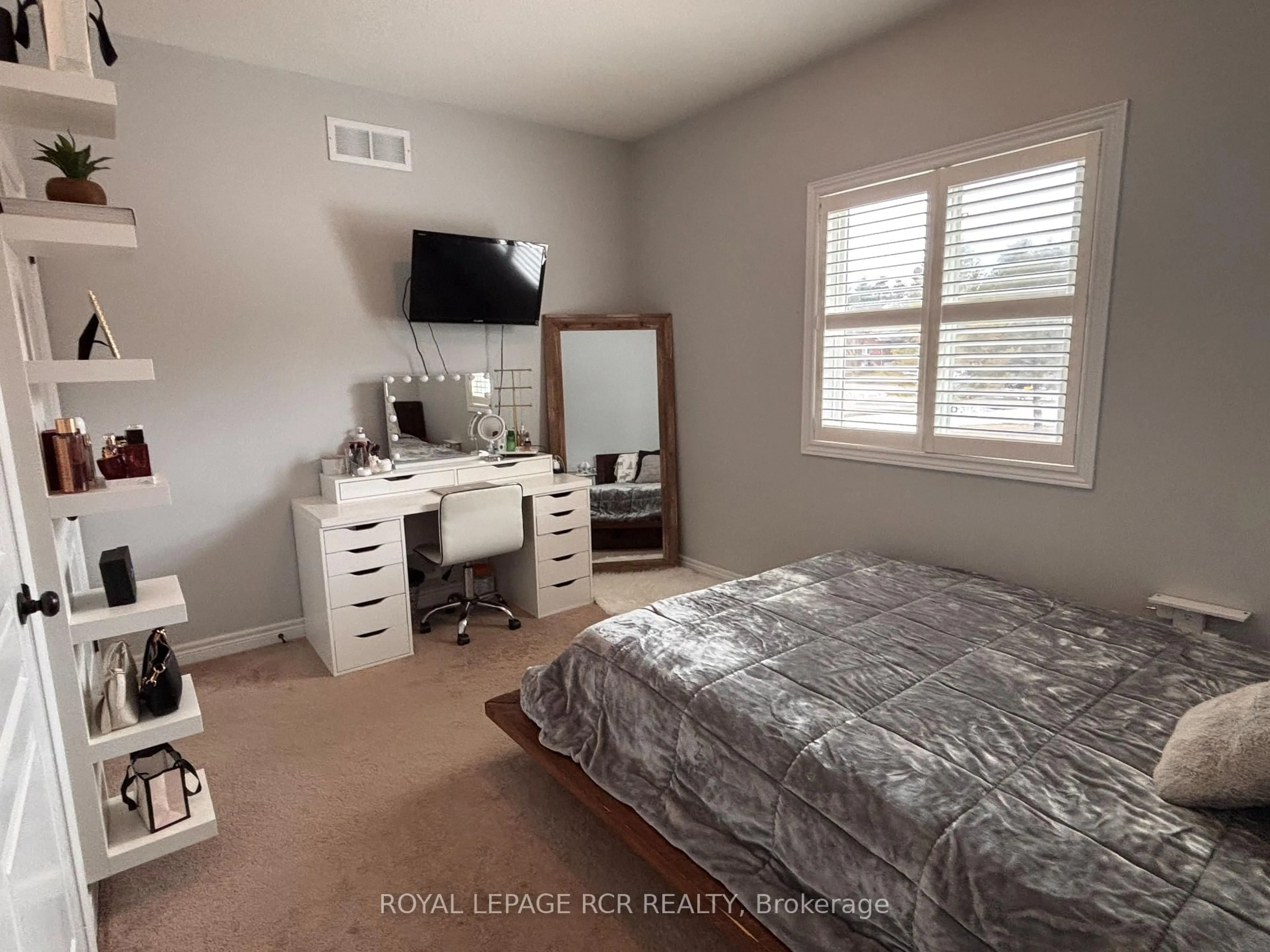 A pic of a room for 10 Fisher Dr, Adjala-Tosorontio Ontario L0M 1J0