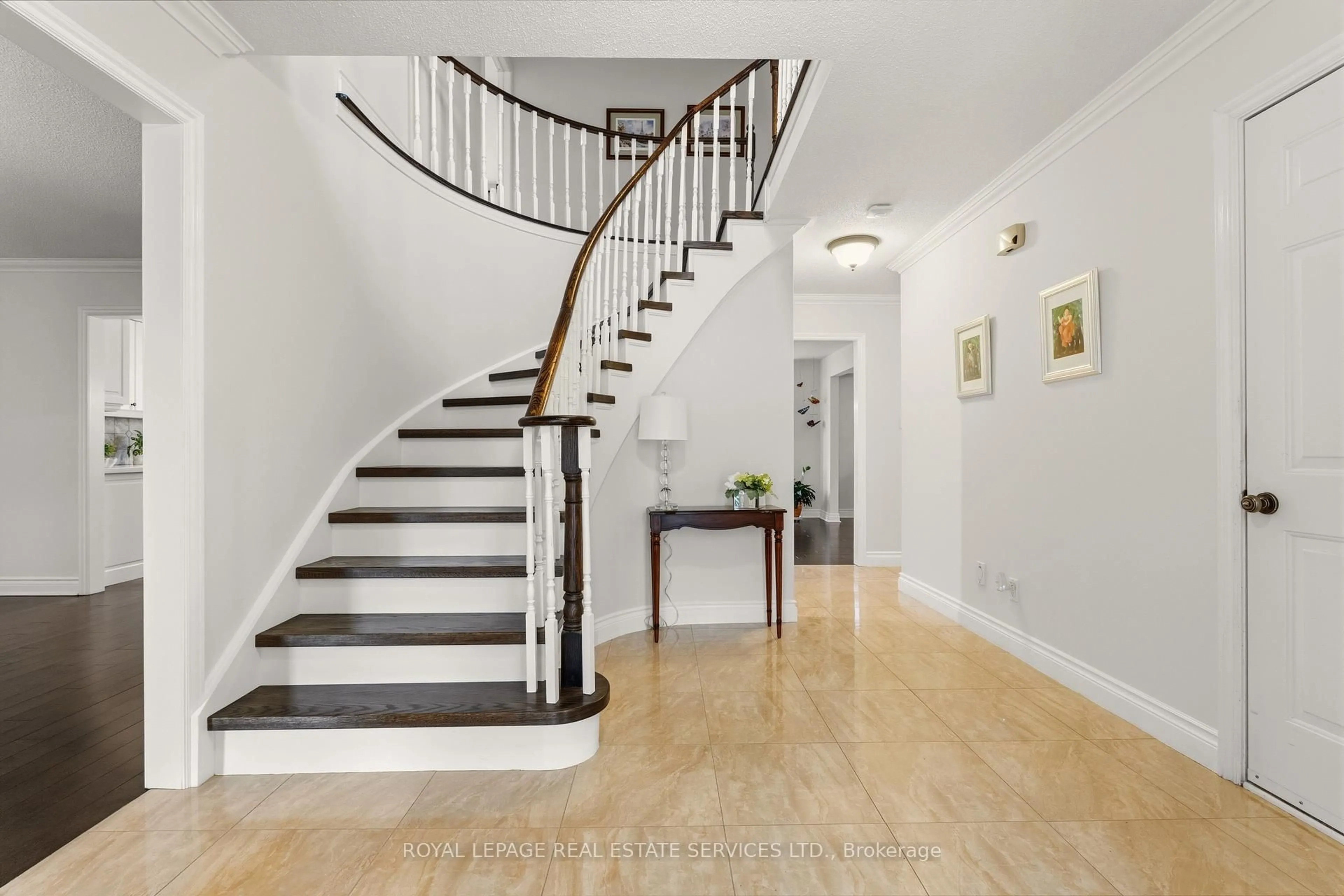 Stairs for 89 Timberline Tr, Aurora Ontario L4G 6A1