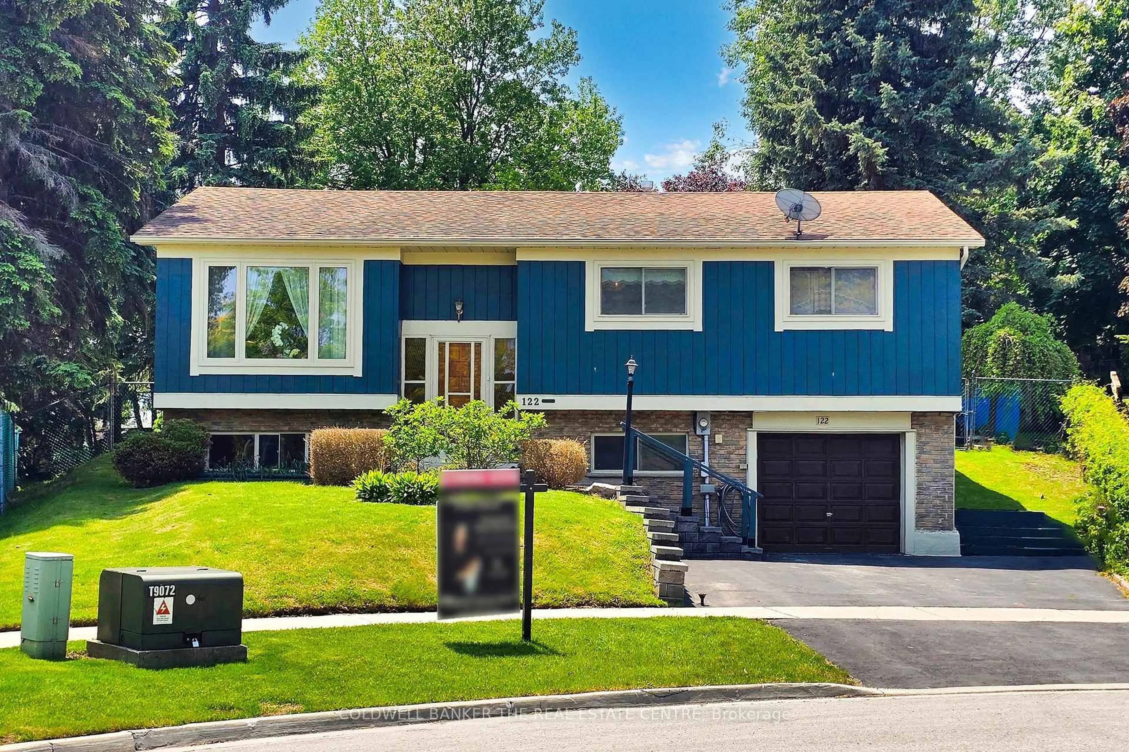 Home with vinyl exterior material, street for 122 Valleyview Cres, Bradford West Gwillimbury Ontario L3Z 1S7