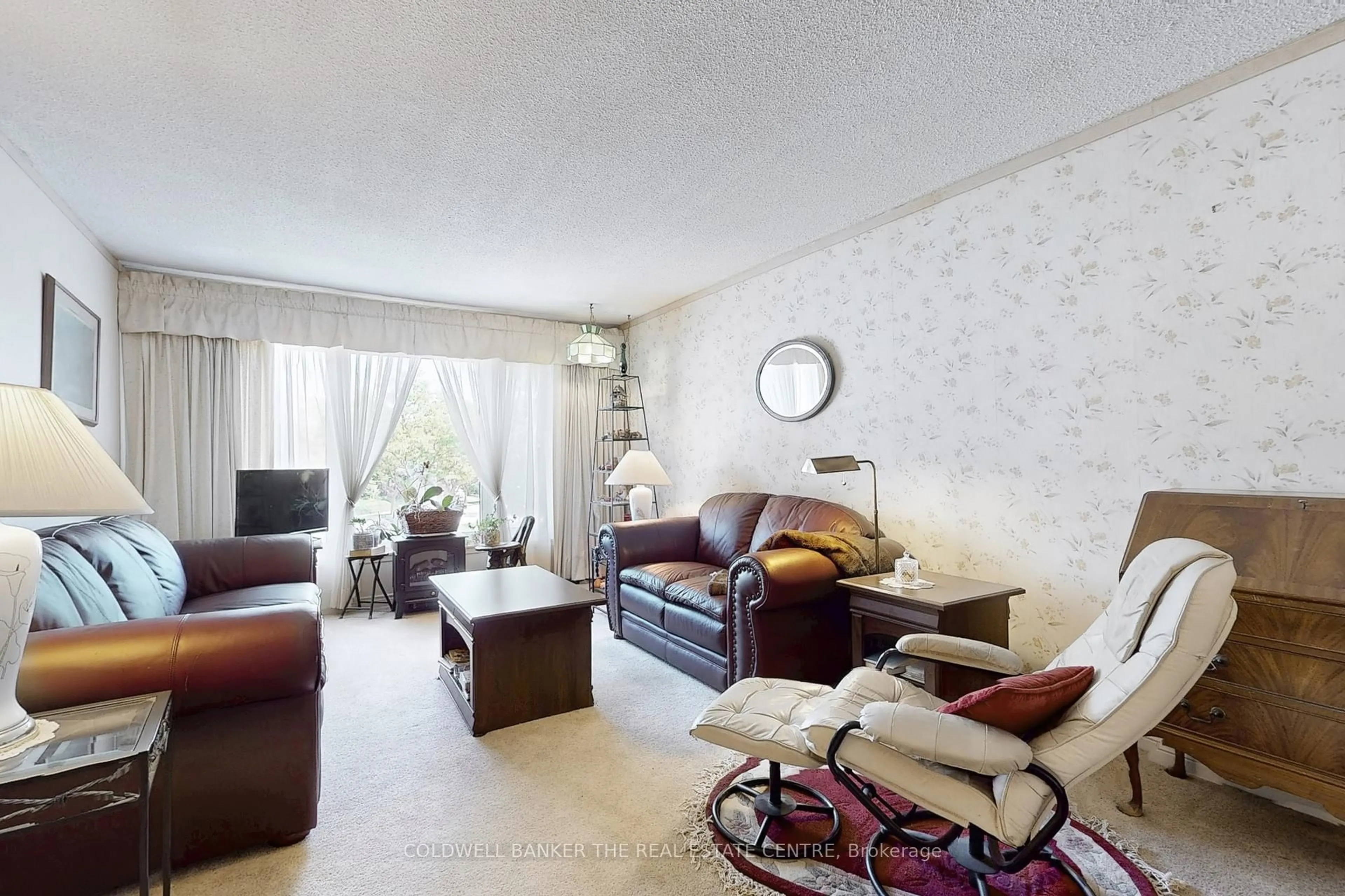 Living room with furniture, unknown for 122 Valleyview Cres, Bradford West Gwillimbury Ontario L3Z 1S7