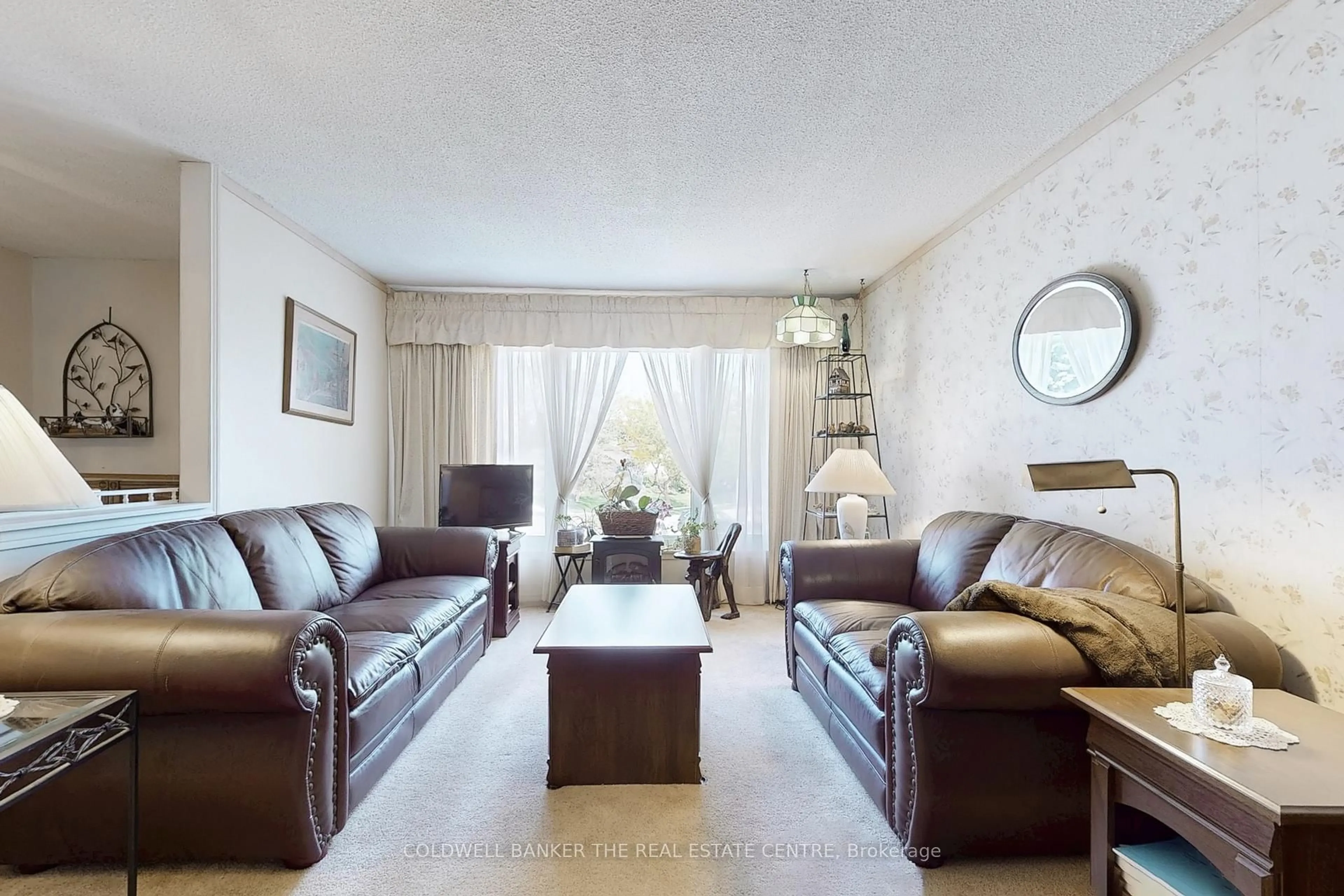 Living room with furniture, unknown for 122 Valleyview Cres, Bradford West Gwillimbury Ontario L3Z 1S7