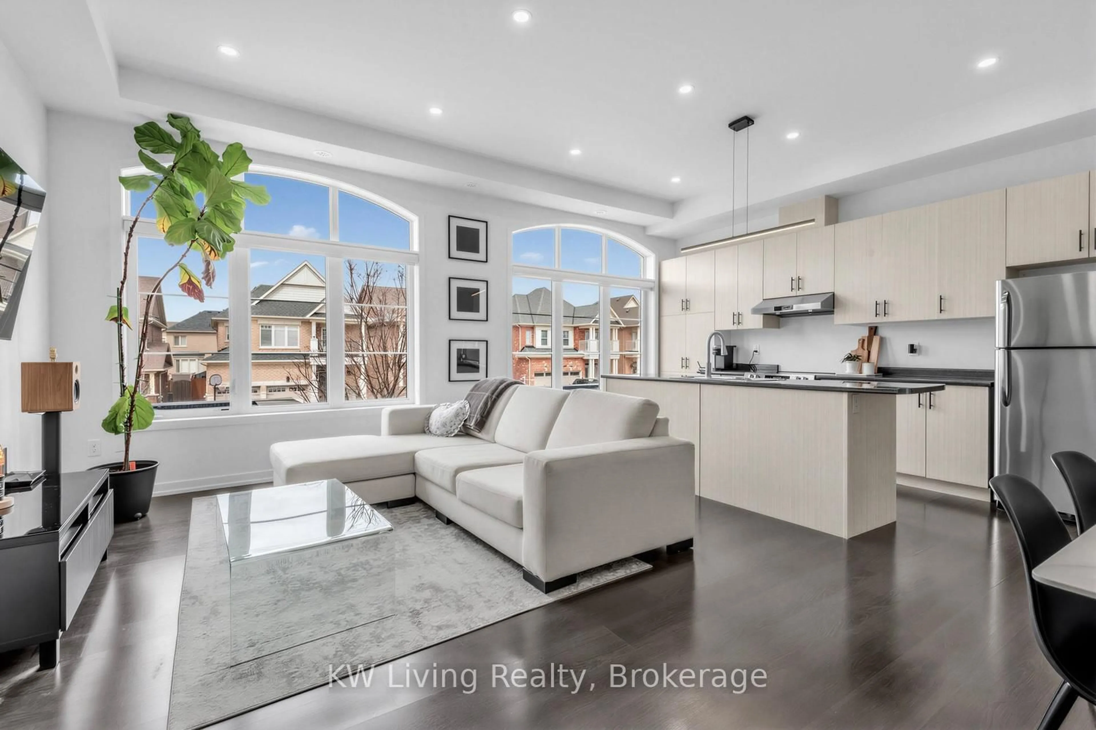 Open concept kitchen, ceramic/tile floor for 334 John Davis Gate, Whitchurch-Stouffville Ontario L4A 1X1