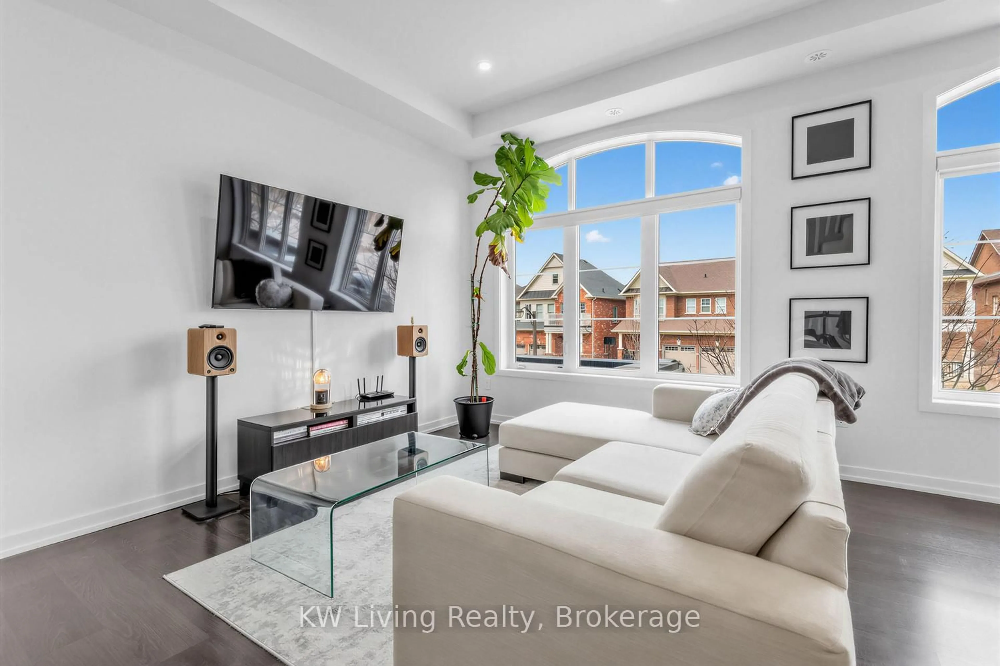 Living room with furniture, unknown for 334 John Davis Gate, Whitchurch-Stouffville Ontario L4A 1X1