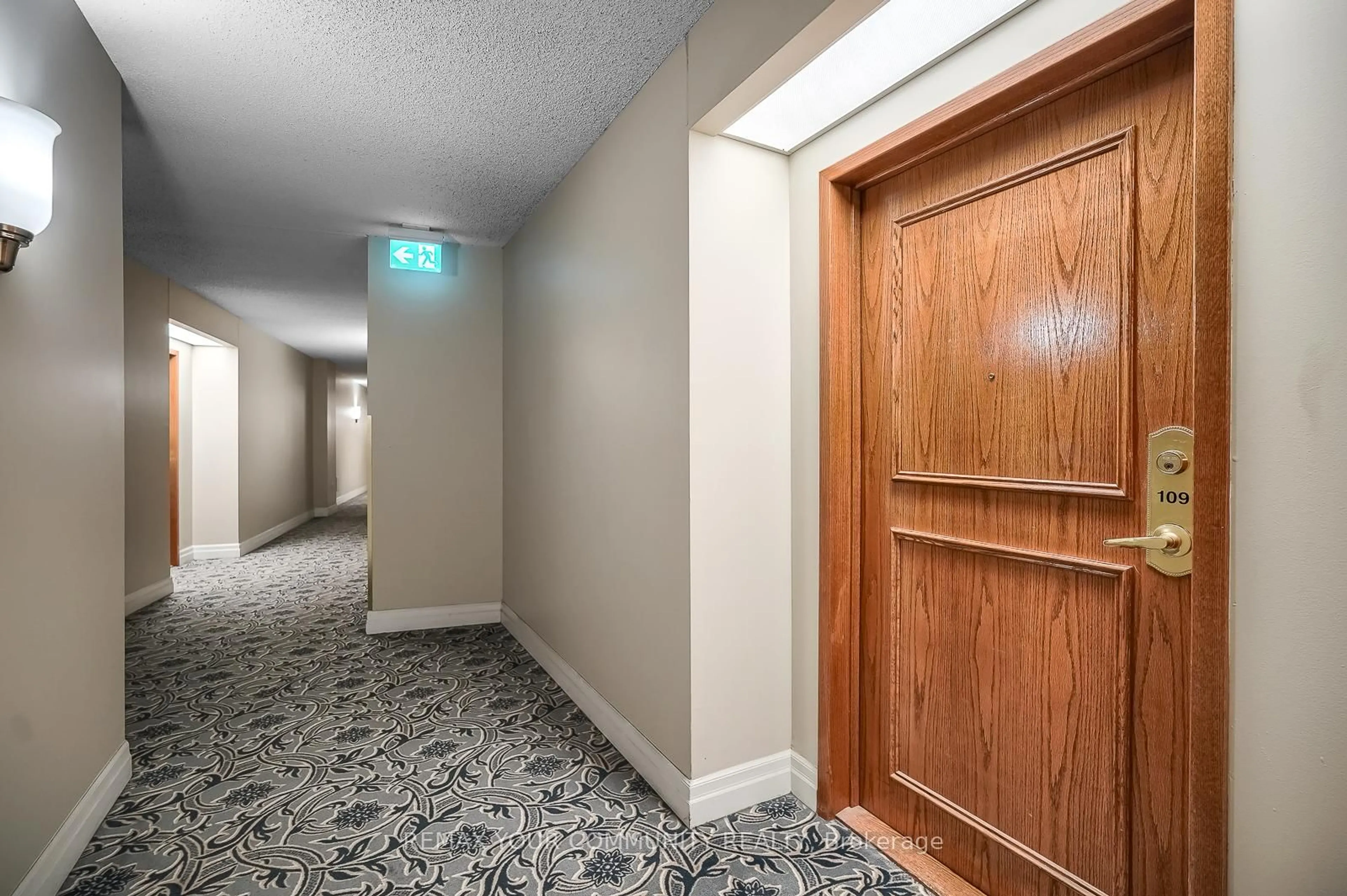 Indoor foyer for 2502 Rutherford Rd #109, Vaughan Ontario L4K 5N6