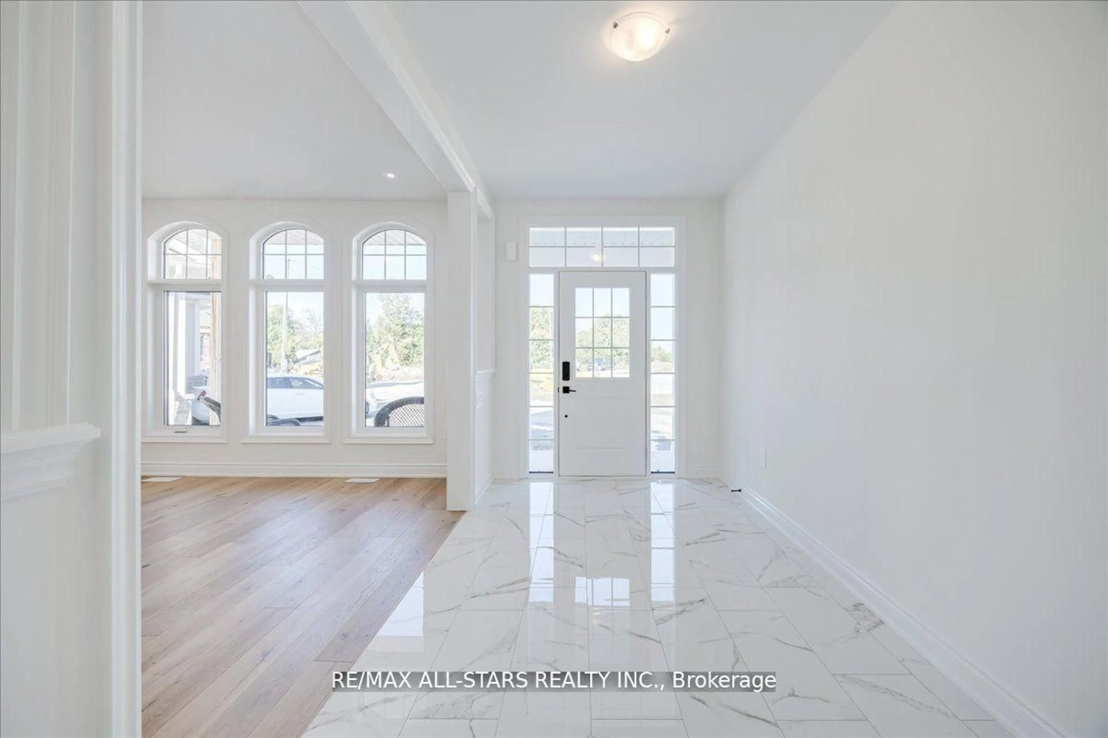 Indoor entryway for 59 Stadacona Ave, Georgina Ontario L0E 1R0