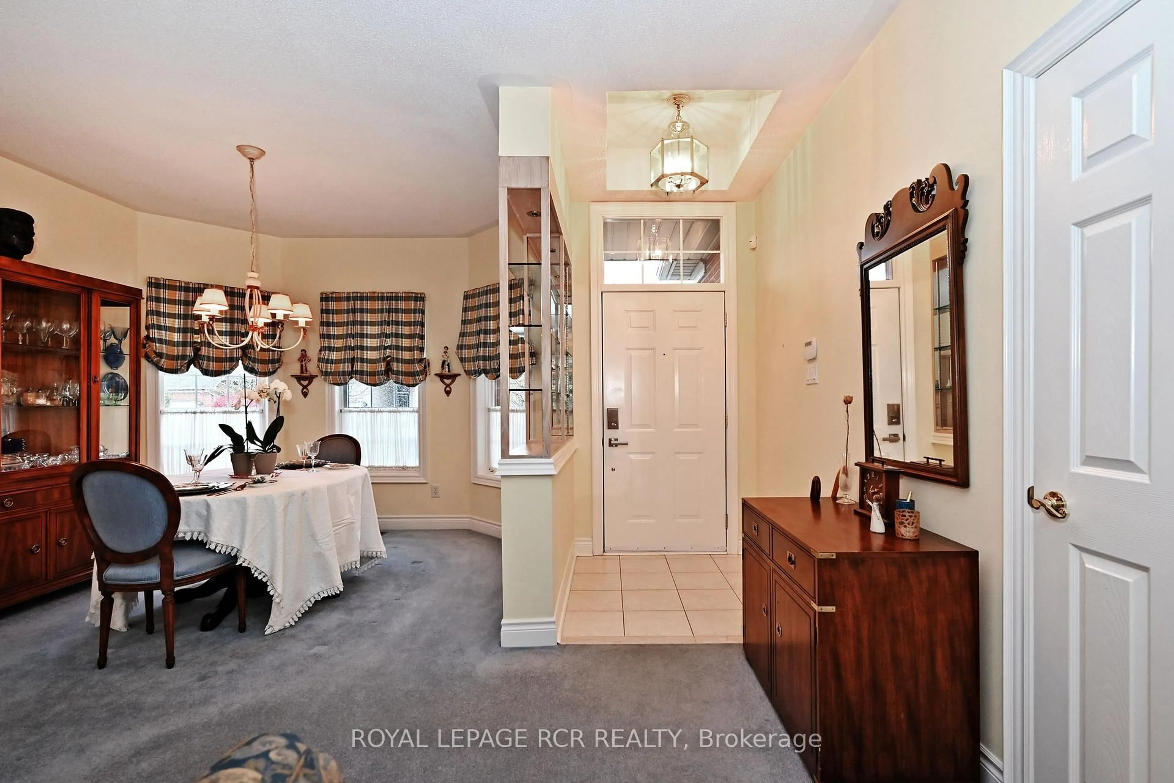 Indoor entryway for 7 Arnie's Chance, Whitchurch-Stouffville Ontario L4A 1L7