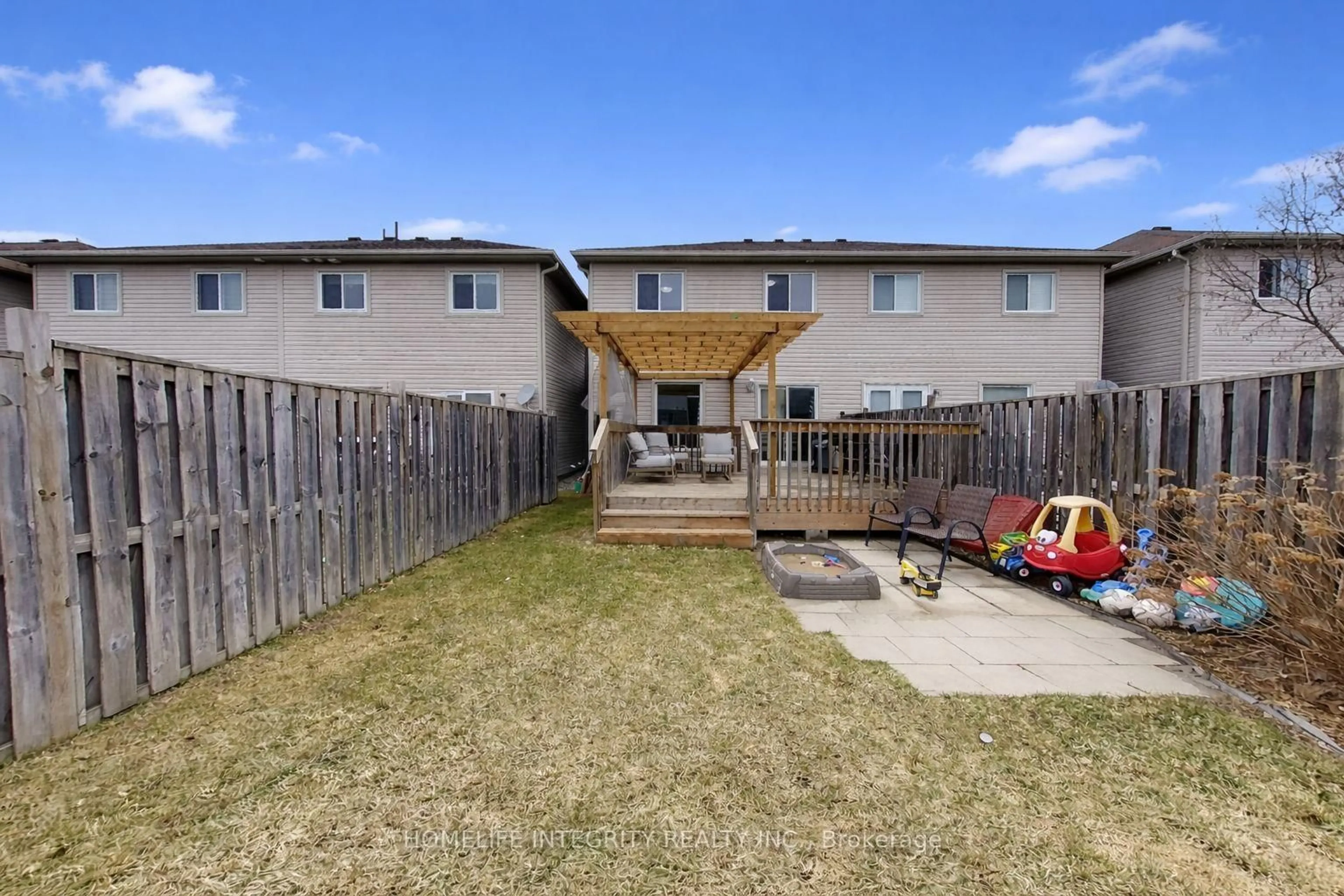 Patio, street for 120 Stonemount Cres, Essa Ontario L0M 1B4