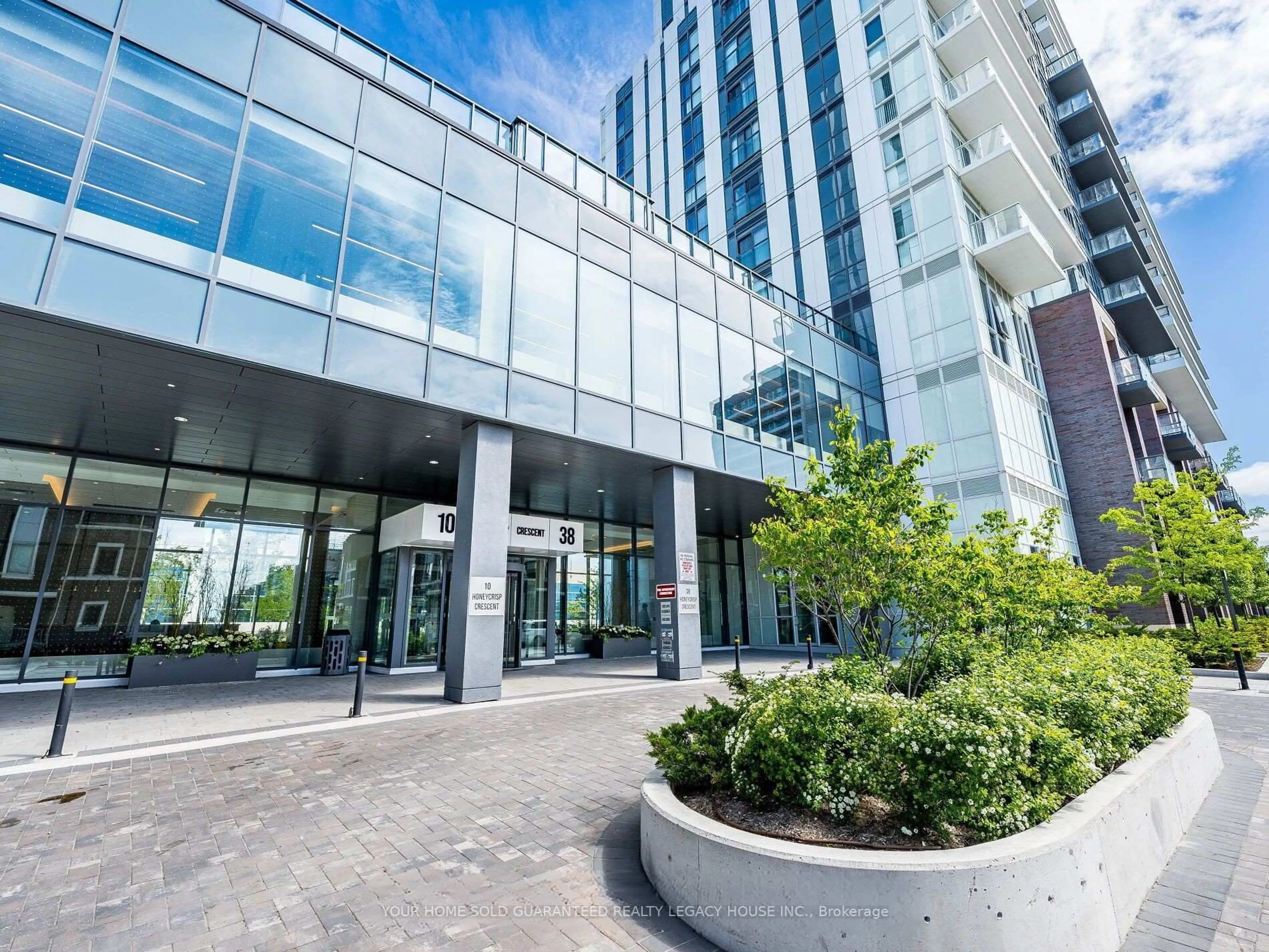 Indoor foyer for 38 Honeycrisp Cres #1120, Vaughan Ontario L4K 0M8