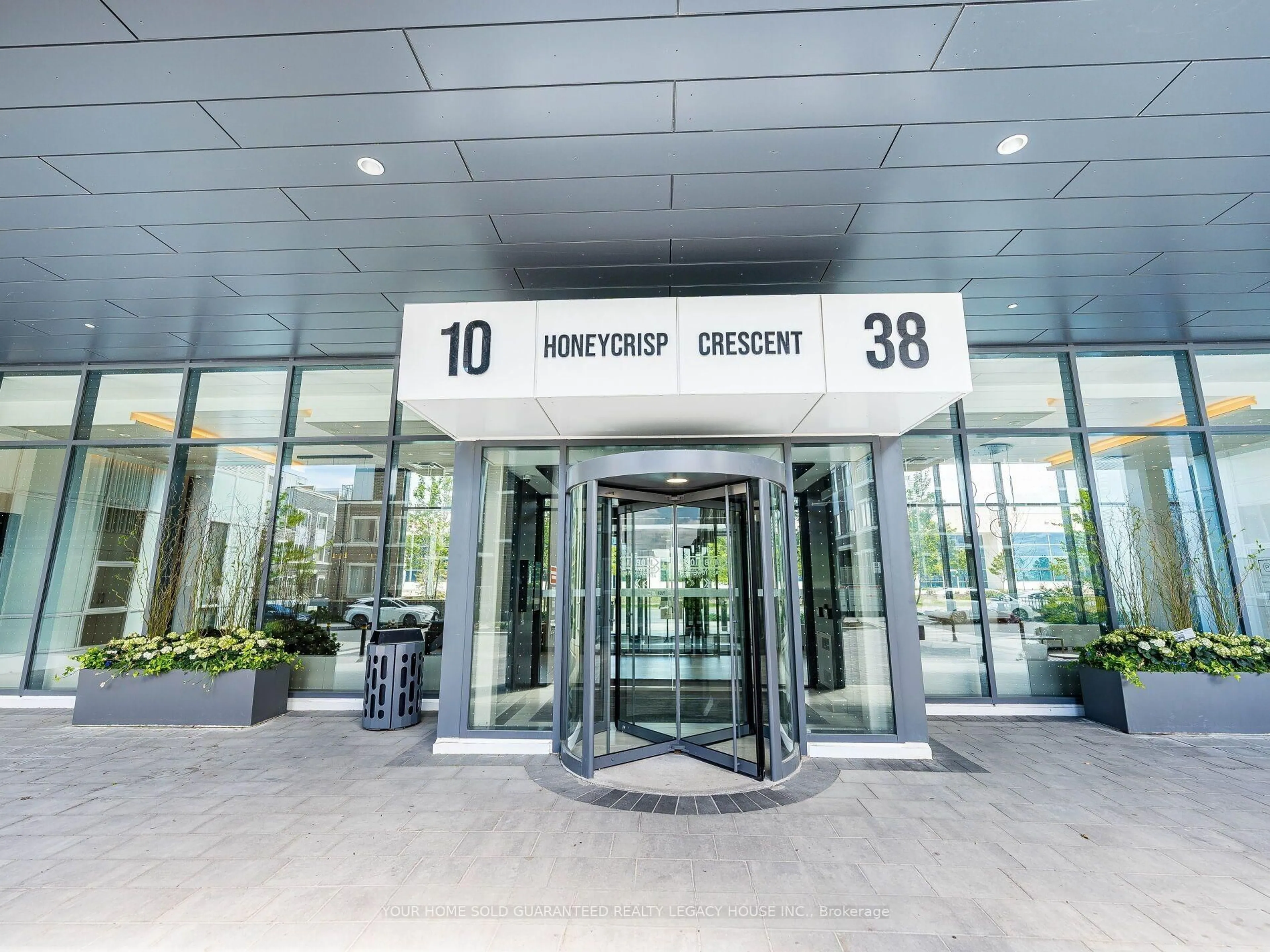 Indoor foyer for 38 Honeycrisp Cres #1120, Vaughan Ontario L4K 0M8