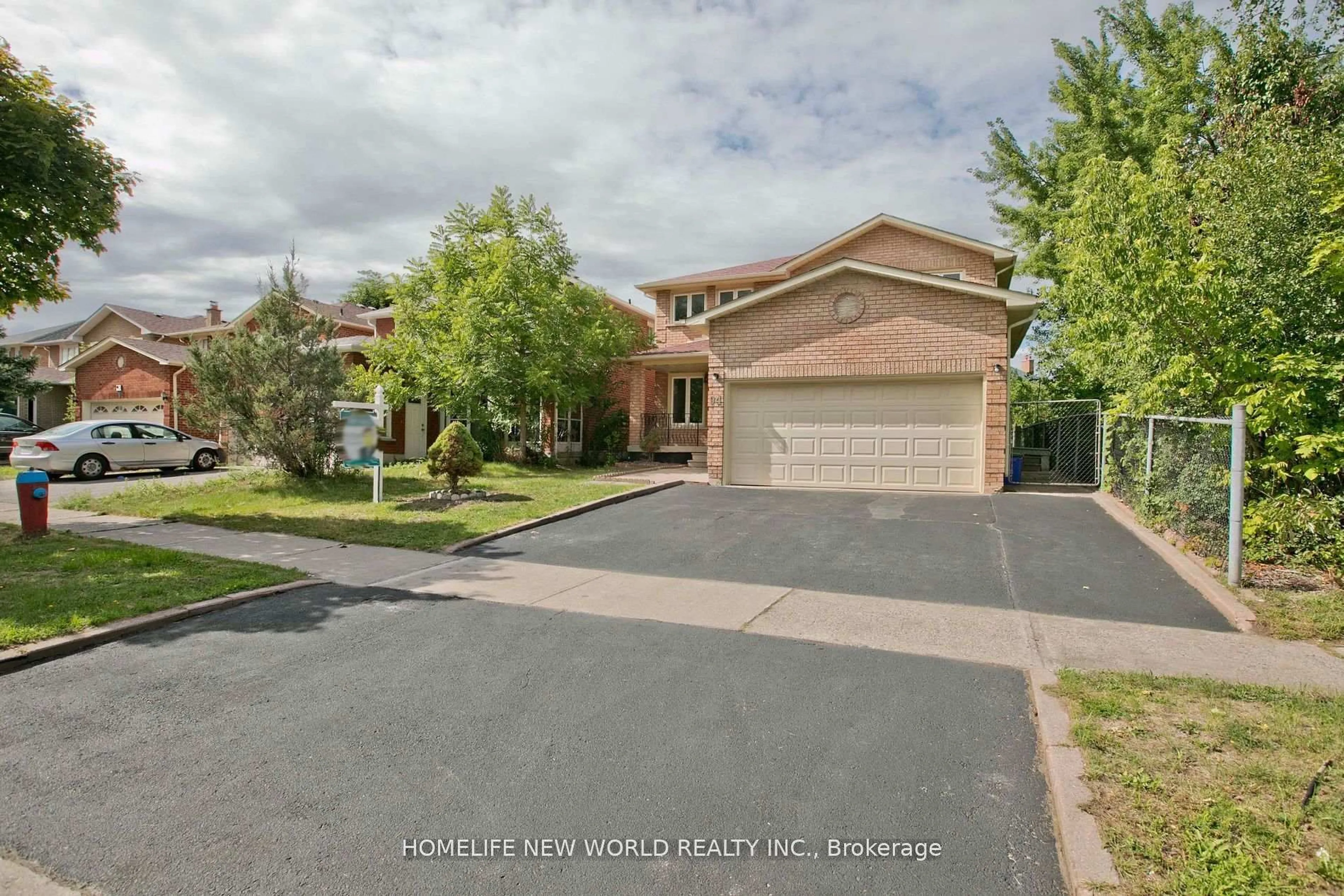 A pic from outside/outdoor area/front of a property/back of a property/a pic from drone, street for 94 Weldrick Rd, Richmond Hill Ontario L4C 8T7