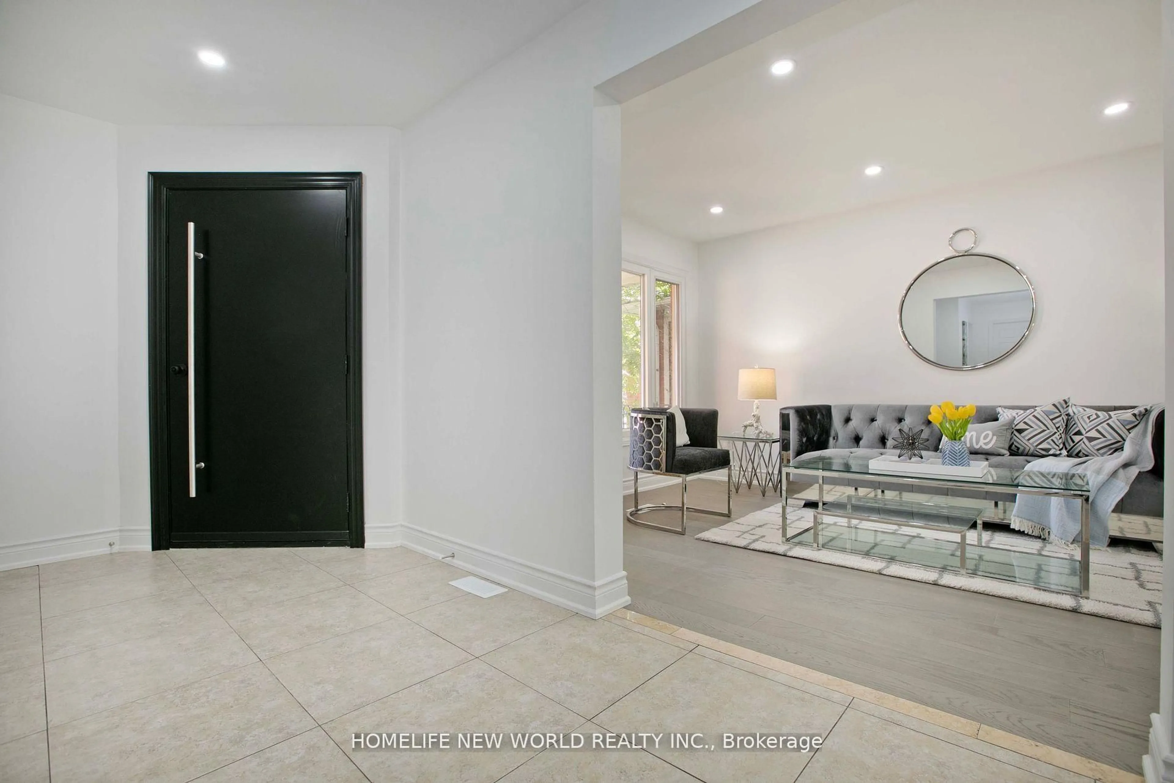 Indoor entryway for 94 Weldrick Rd, Richmond Hill Ontario L4C 8T7