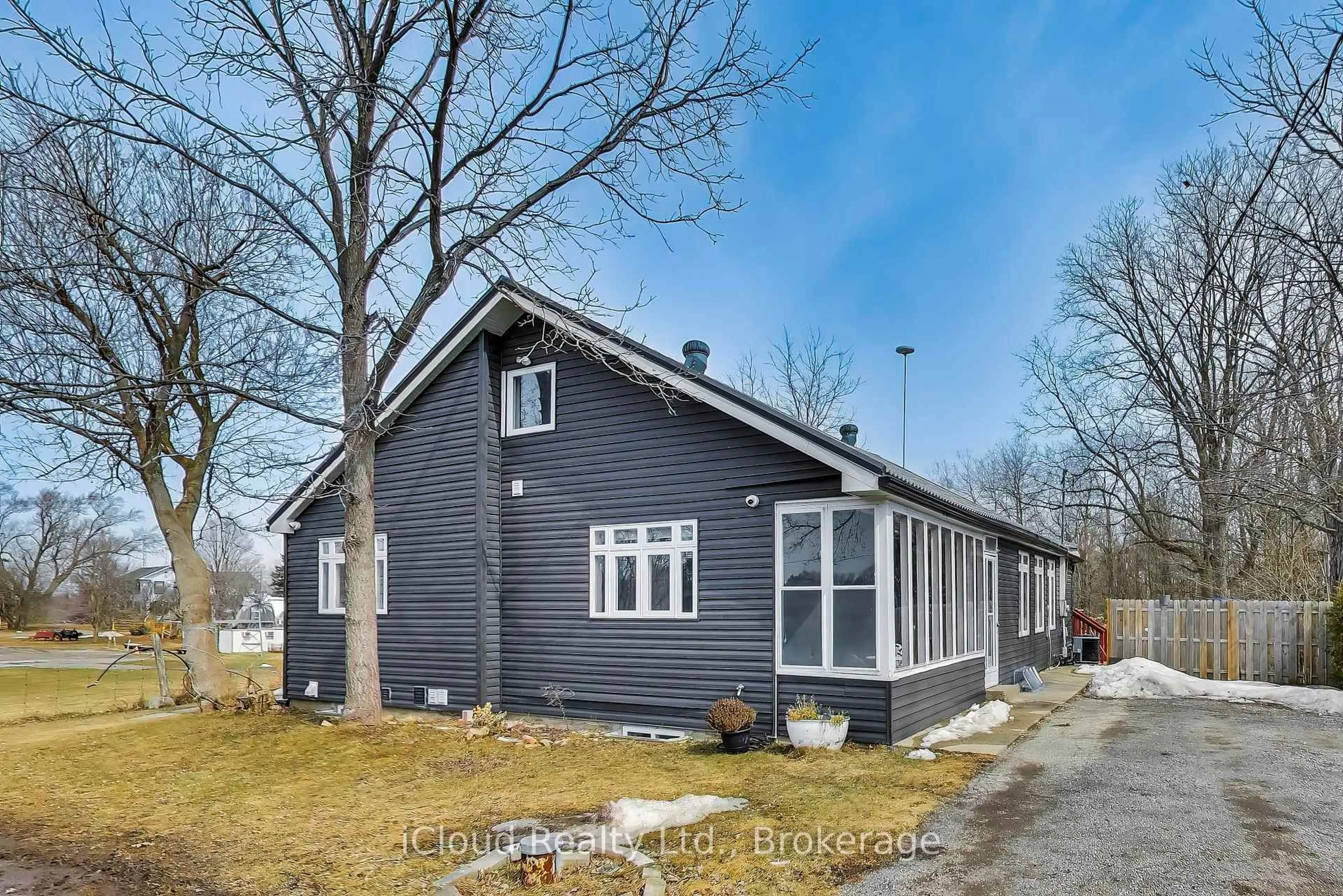 Home with vinyl exterior material, street for 16175 Jane St, King Ontario L7B 0G3