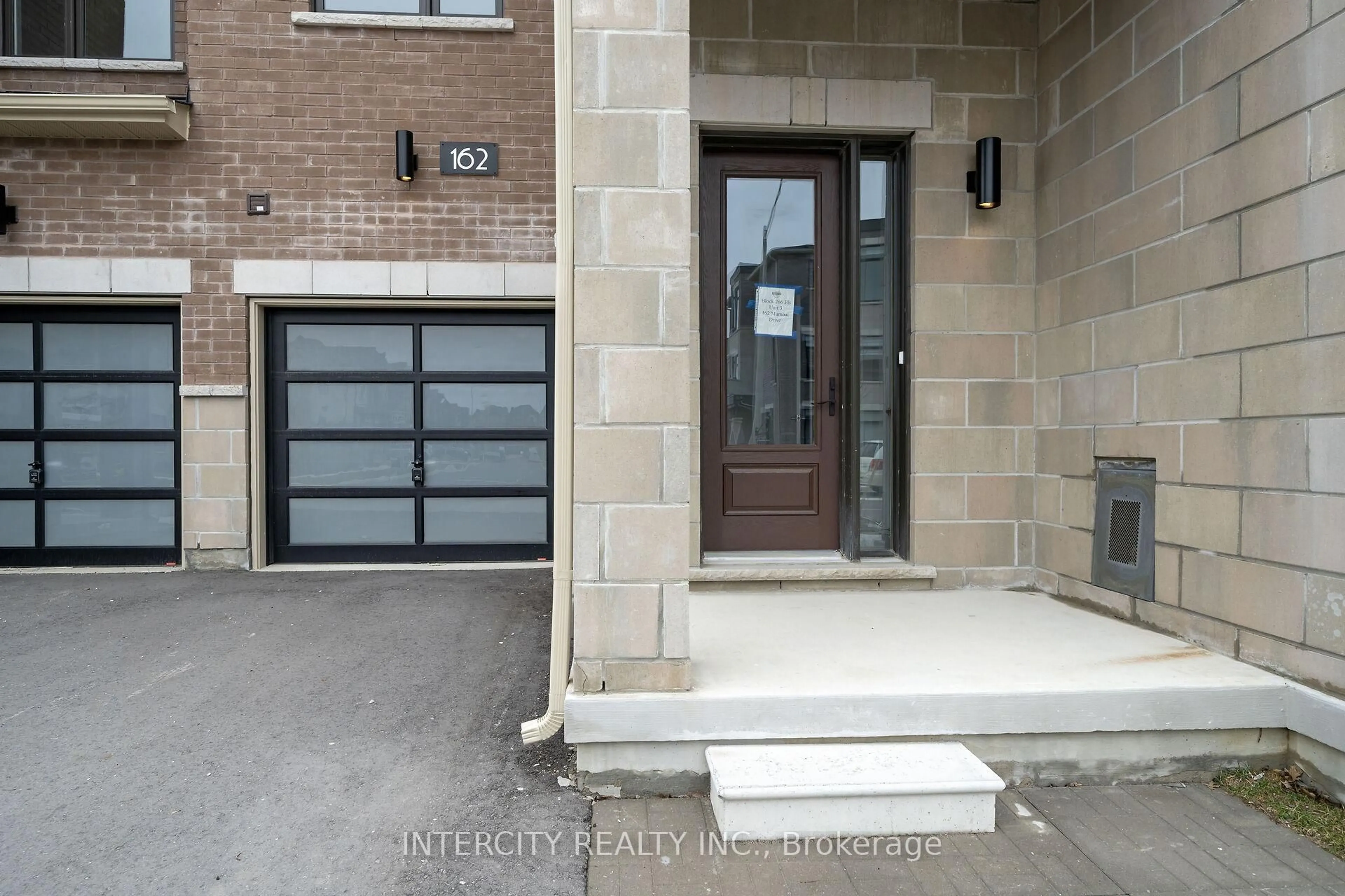 Indoor entryway for 162 Mumbai Dr, Markham Ontario L3S 3K5