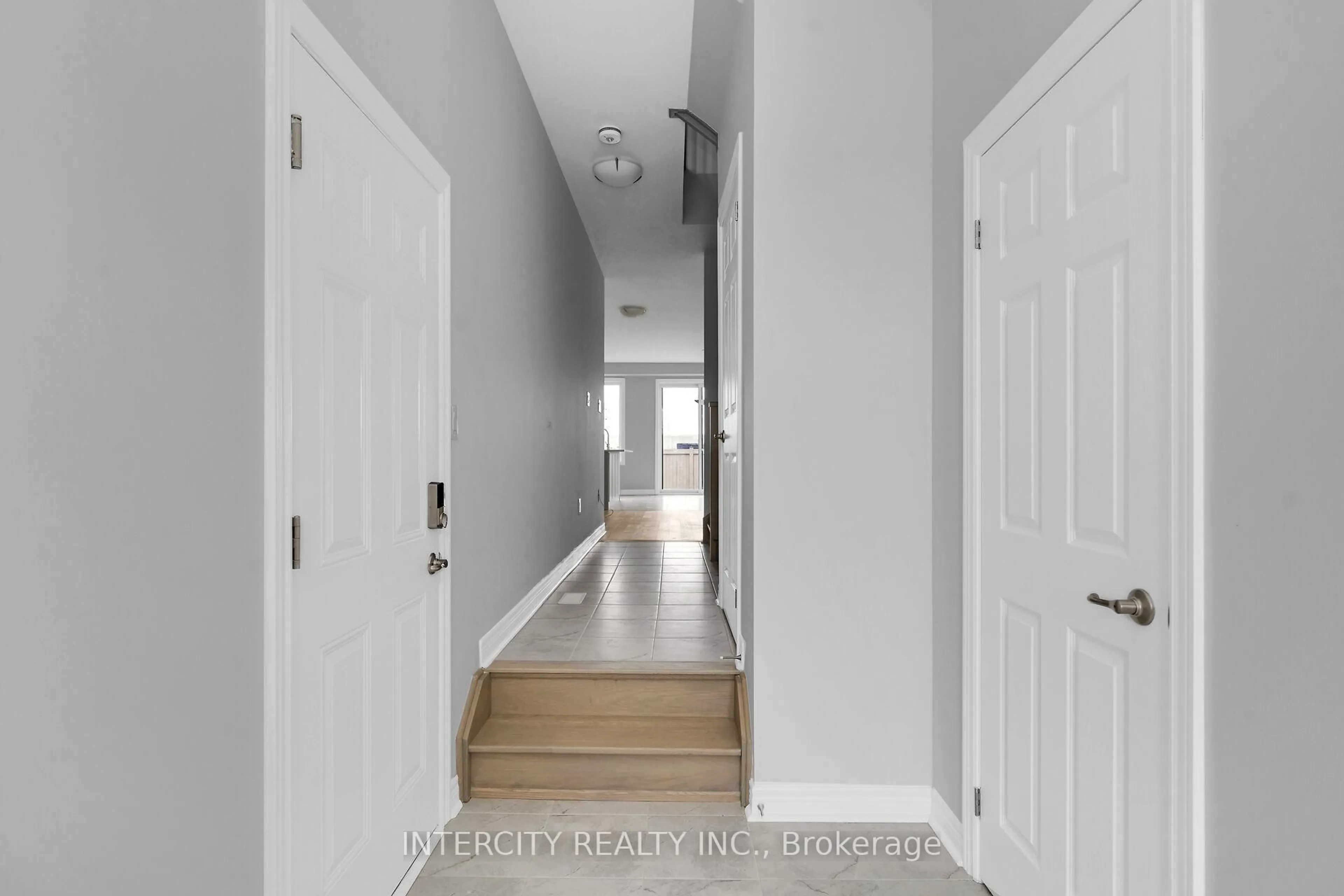 Indoor entryway for 162 Mumbai Dr, Markham Ontario L3S 3K5