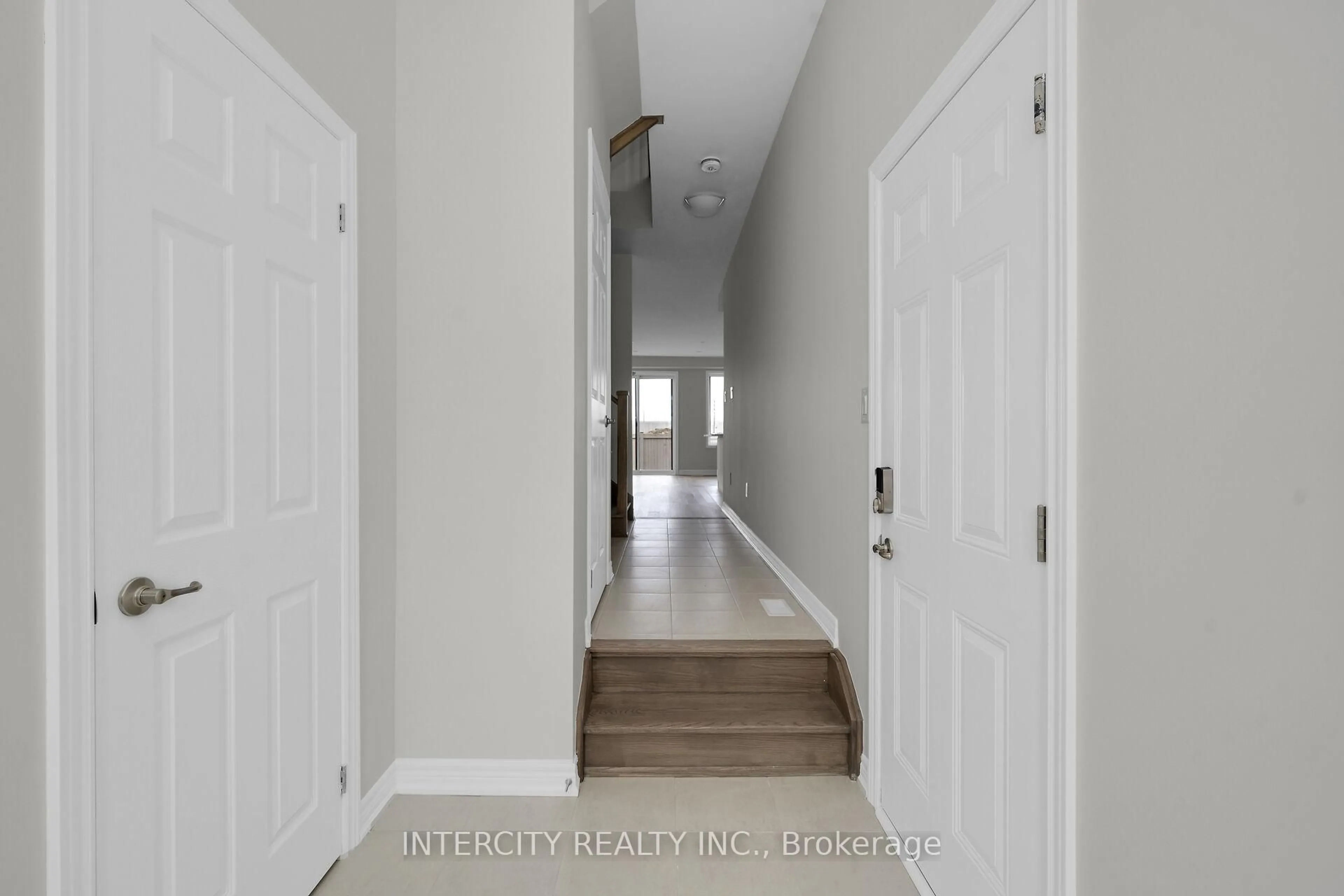 Indoor entryway for 164 Mumbai Dr, Markham Ontario L3S 3K5