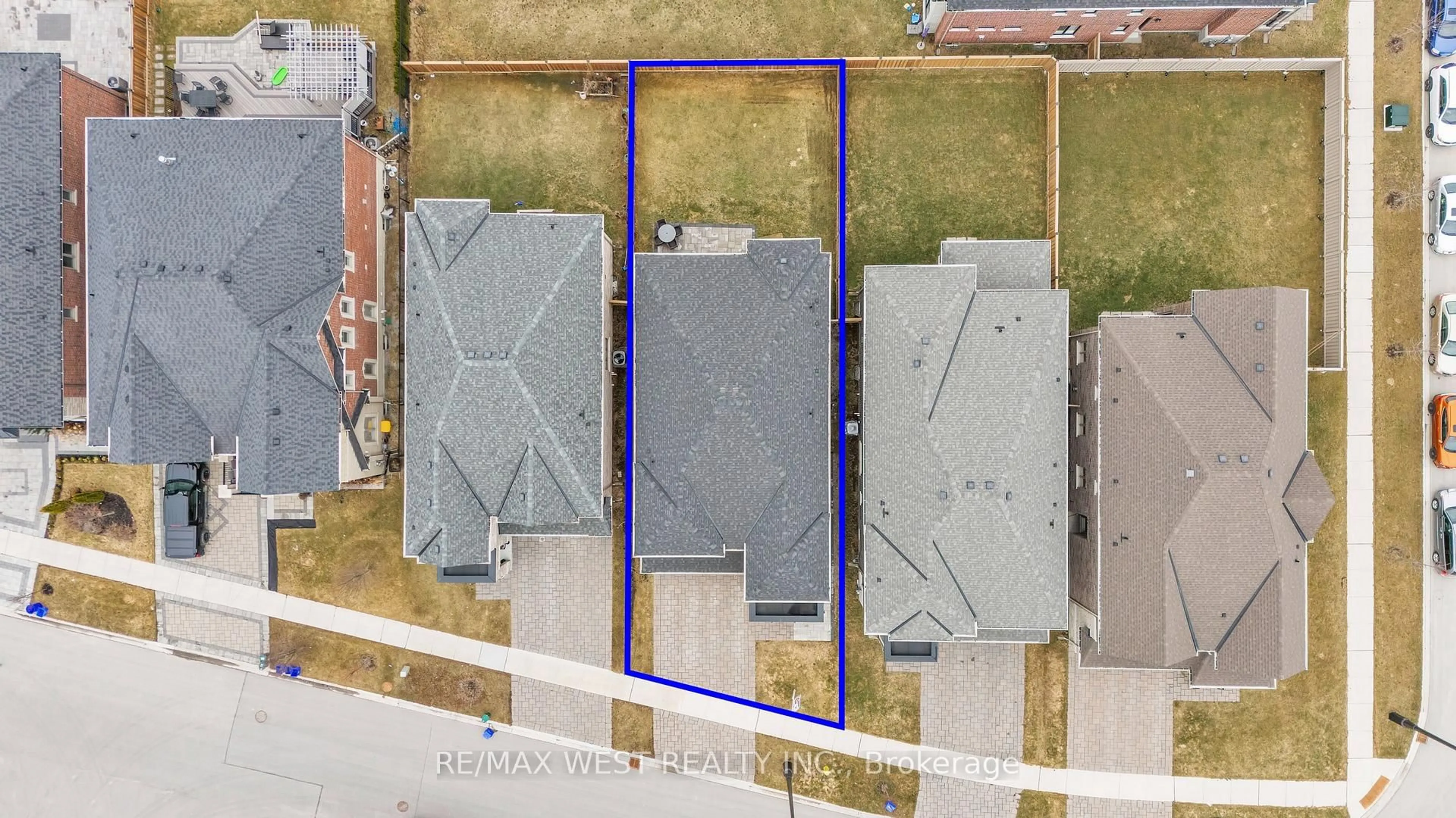A pic from outside/outdoor area/front of a property/back of a property/a pic from drone, unknown for 65 Port Royal Ave, Vaughan Ontario L4H 4K6