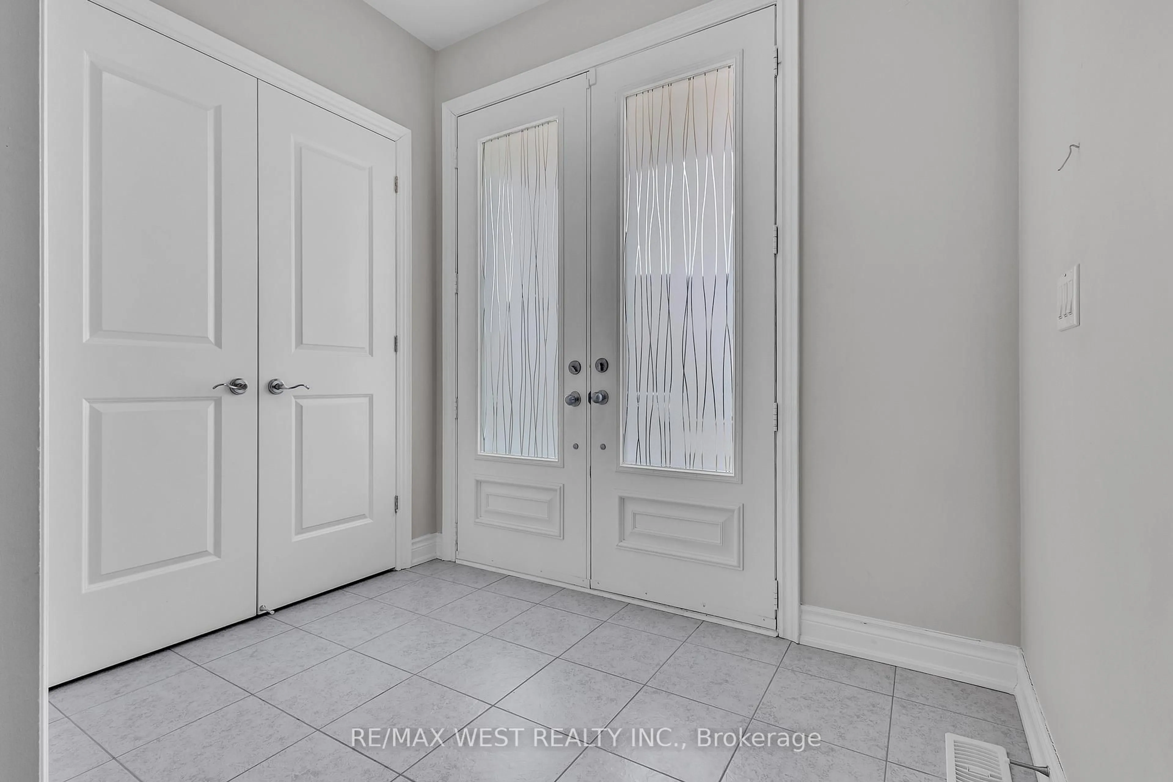 Indoor entryway for 65 Port Royal Ave, Vaughan Ontario L4H 4K6