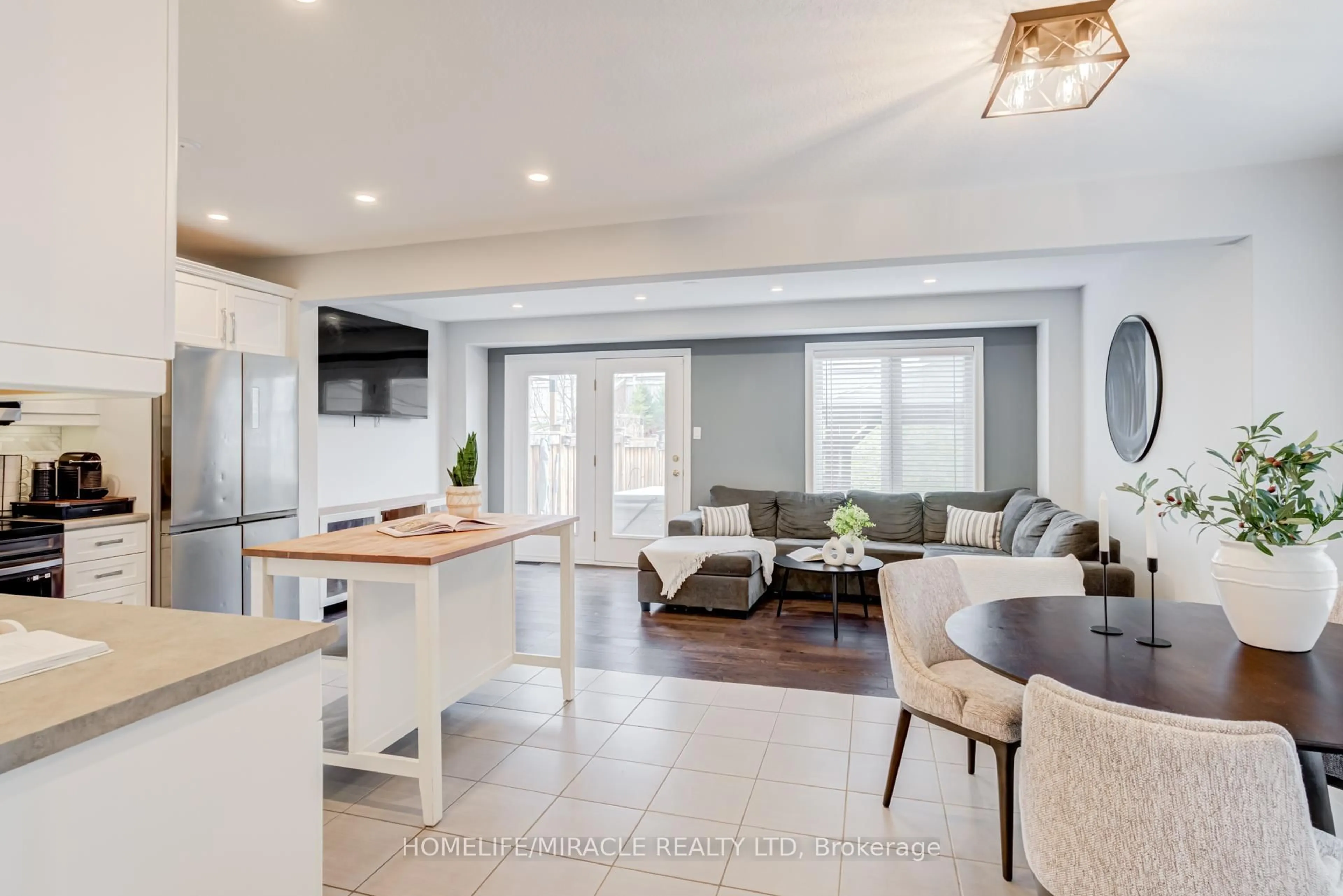 Open concept kitchen, ceramic/tile floor for 179 Hutchinson Dr, New Tecumseth Ontario L9R 0P9