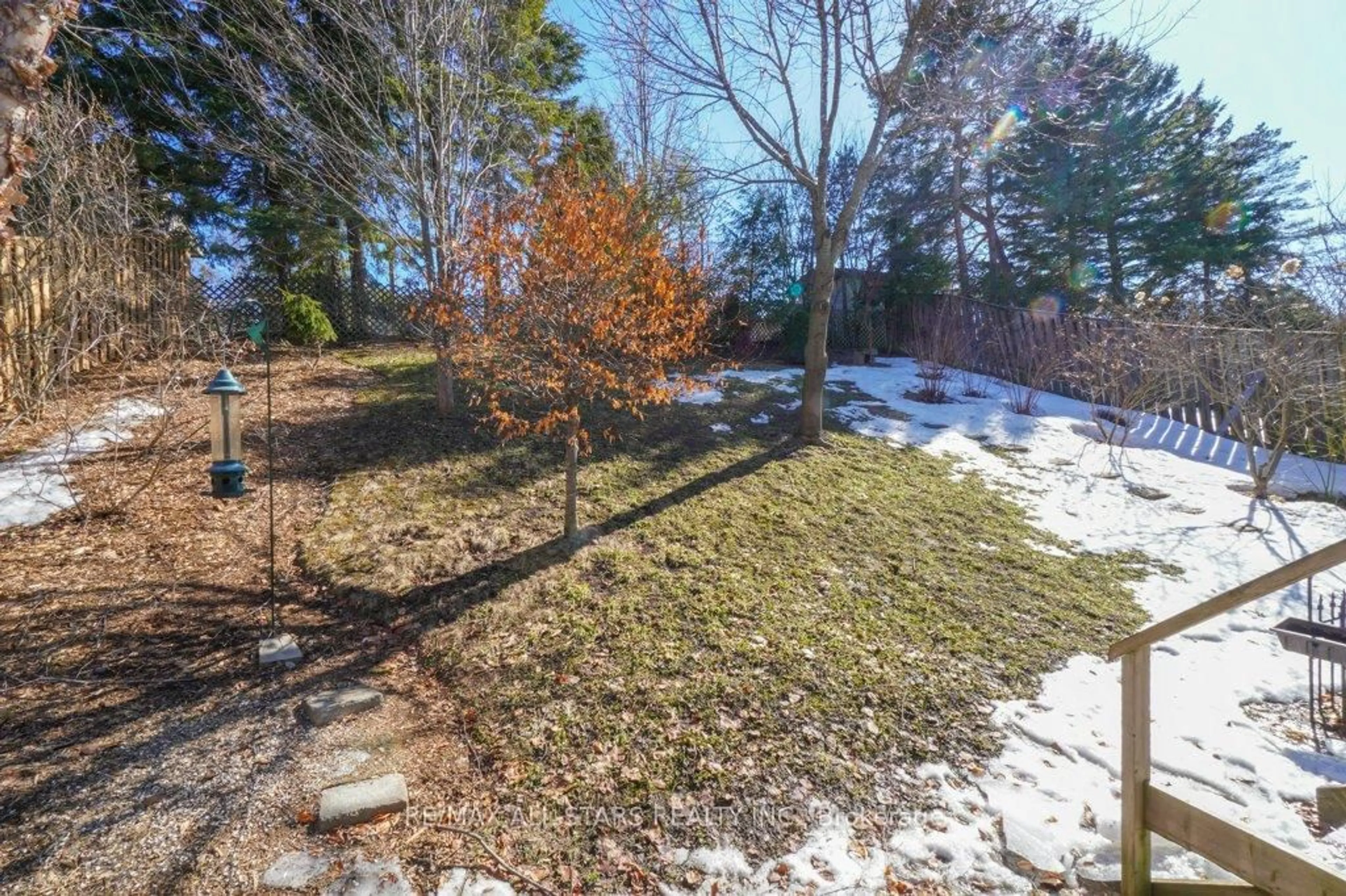 A pic from outside/outdoor area/front of a property/back of a property/a pic from drone, forest/trees view for 32 Oakside Dr, Uxbridge Ontario L9P 2A4