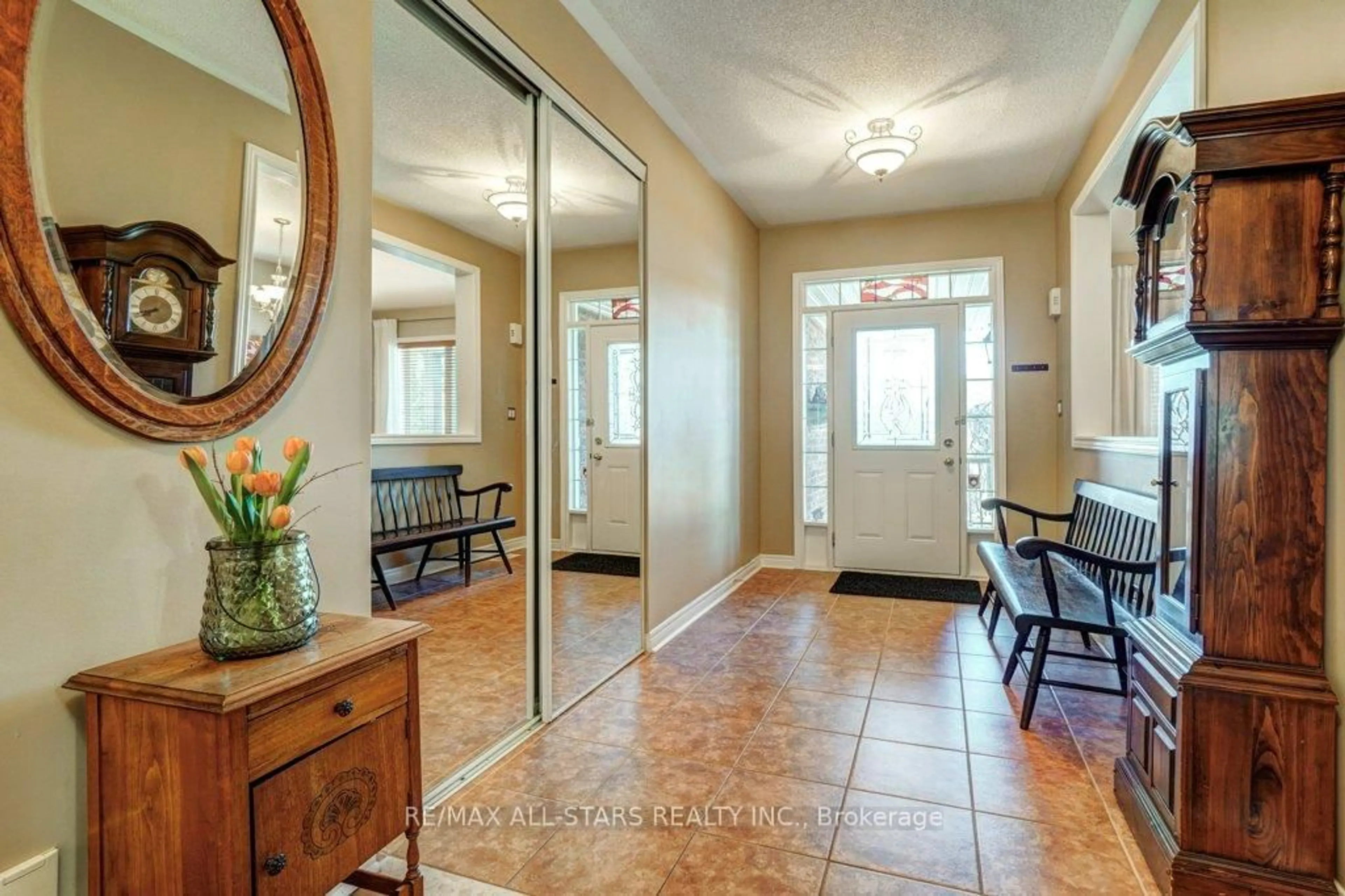 Indoor entryway for 32 Oakside Dr, Uxbridge Ontario L9P 2A4