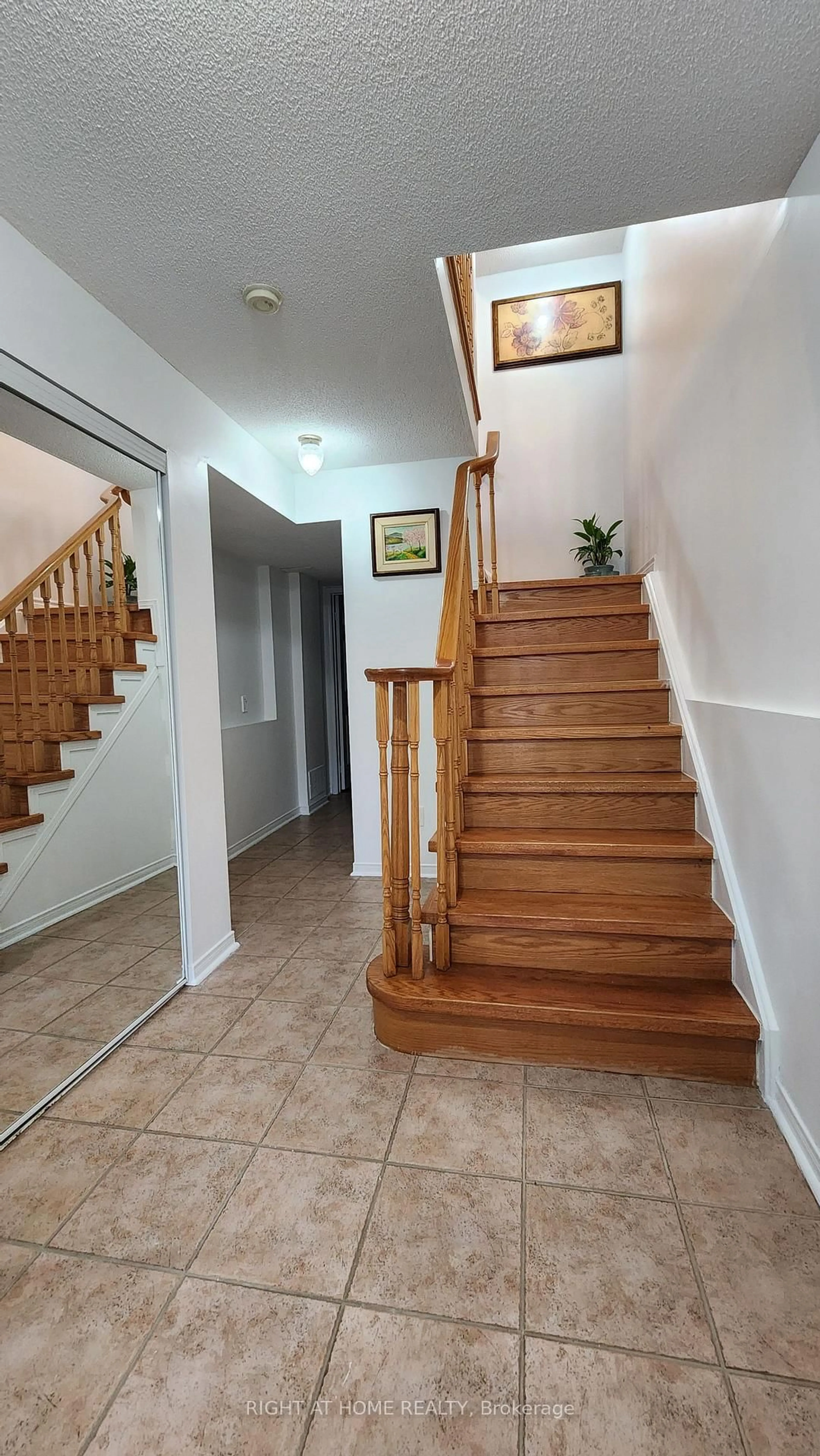 Indoor foyer for 9 Maple Park Way, Markham Ontario L6G 1C5