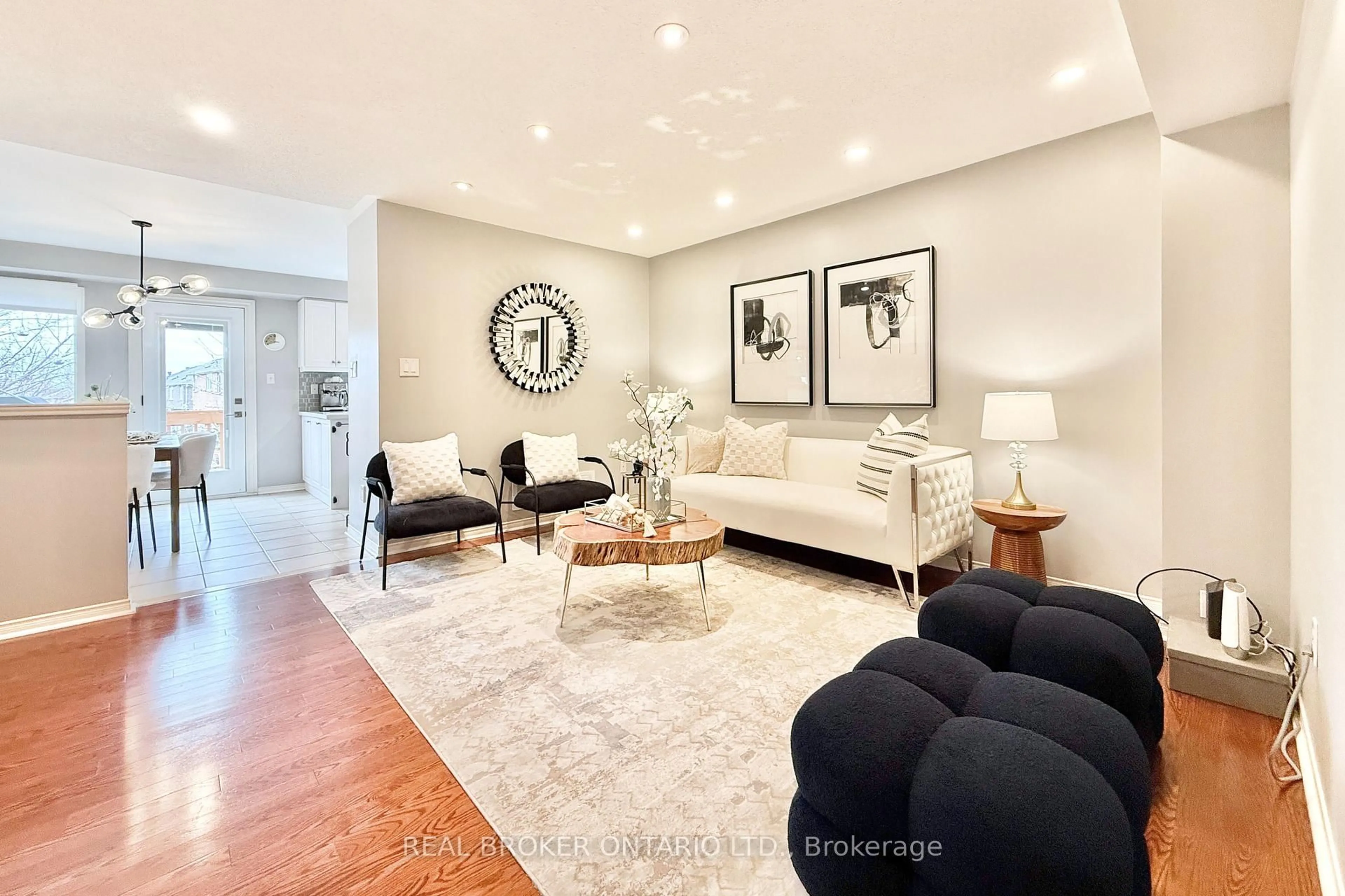 Living room with furniture, unknown for 46 Revelstoke Cres, Richmond Hill Ontario L4B 4T2