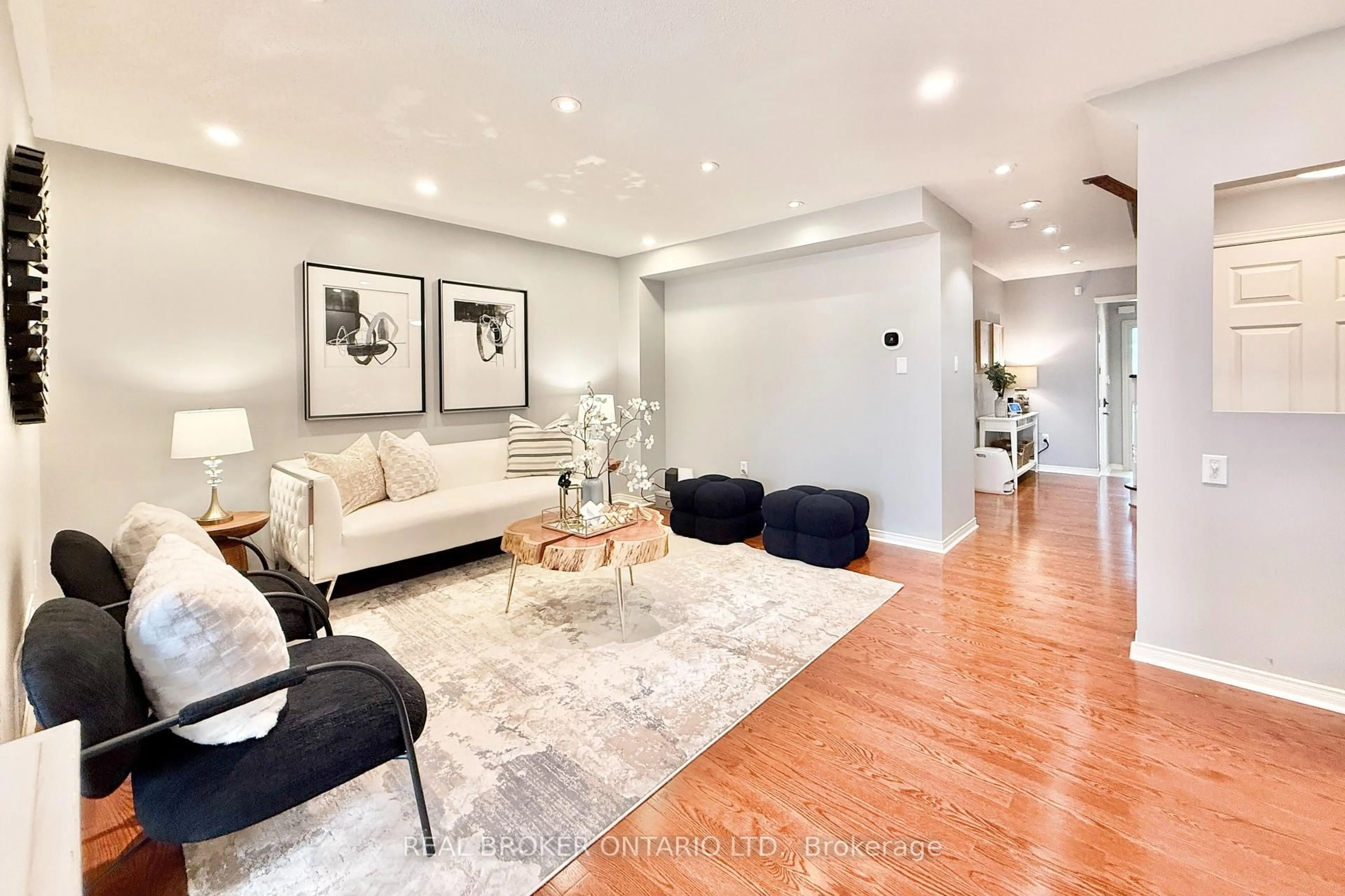 Living room with furniture, unknown for 46 Revelstoke Cres, Richmond Hill Ontario L4B 4T2