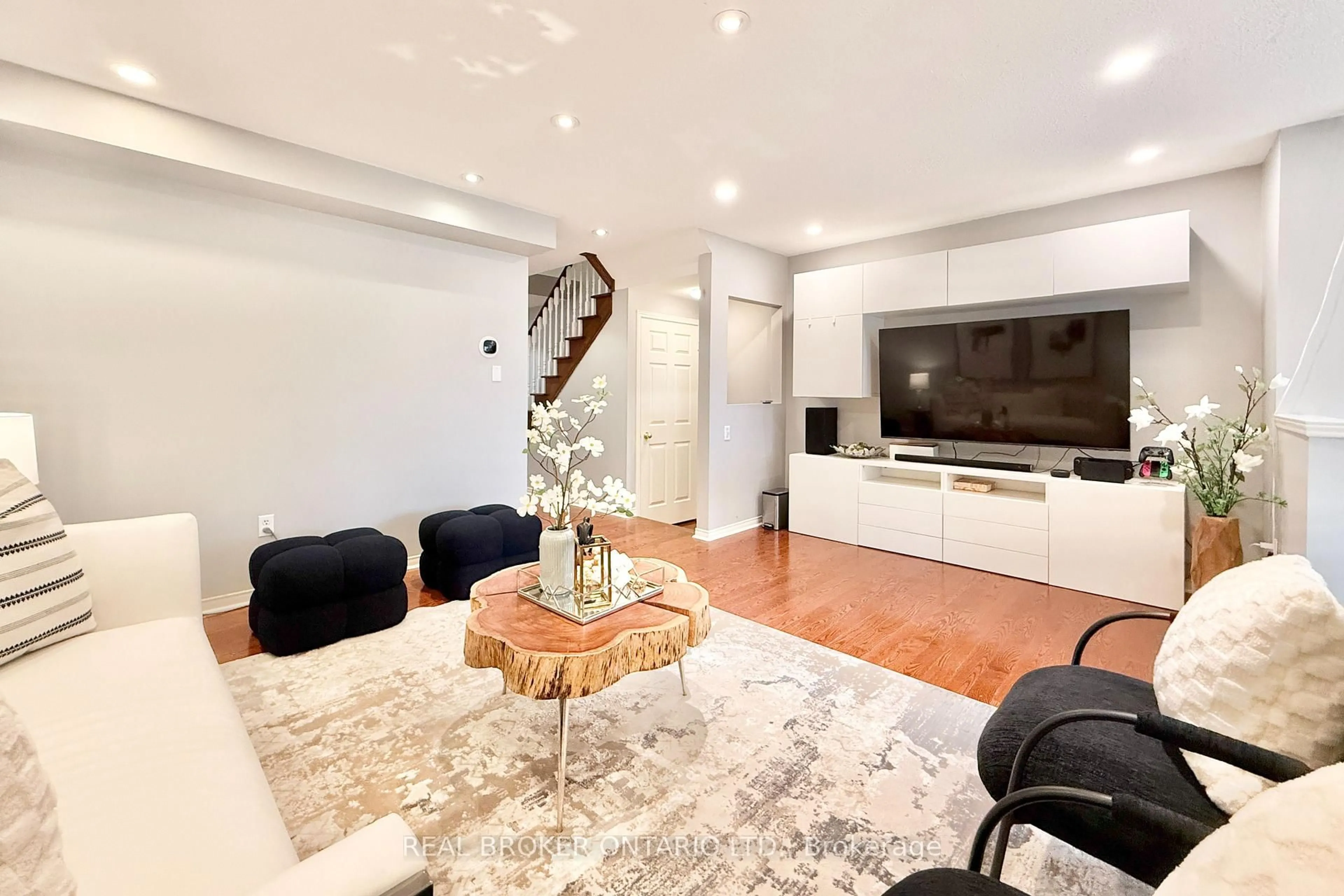 Living room with furniture, unknown for 46 Revelstoke Cres, Richmond Hill Ontario L4B 4T2