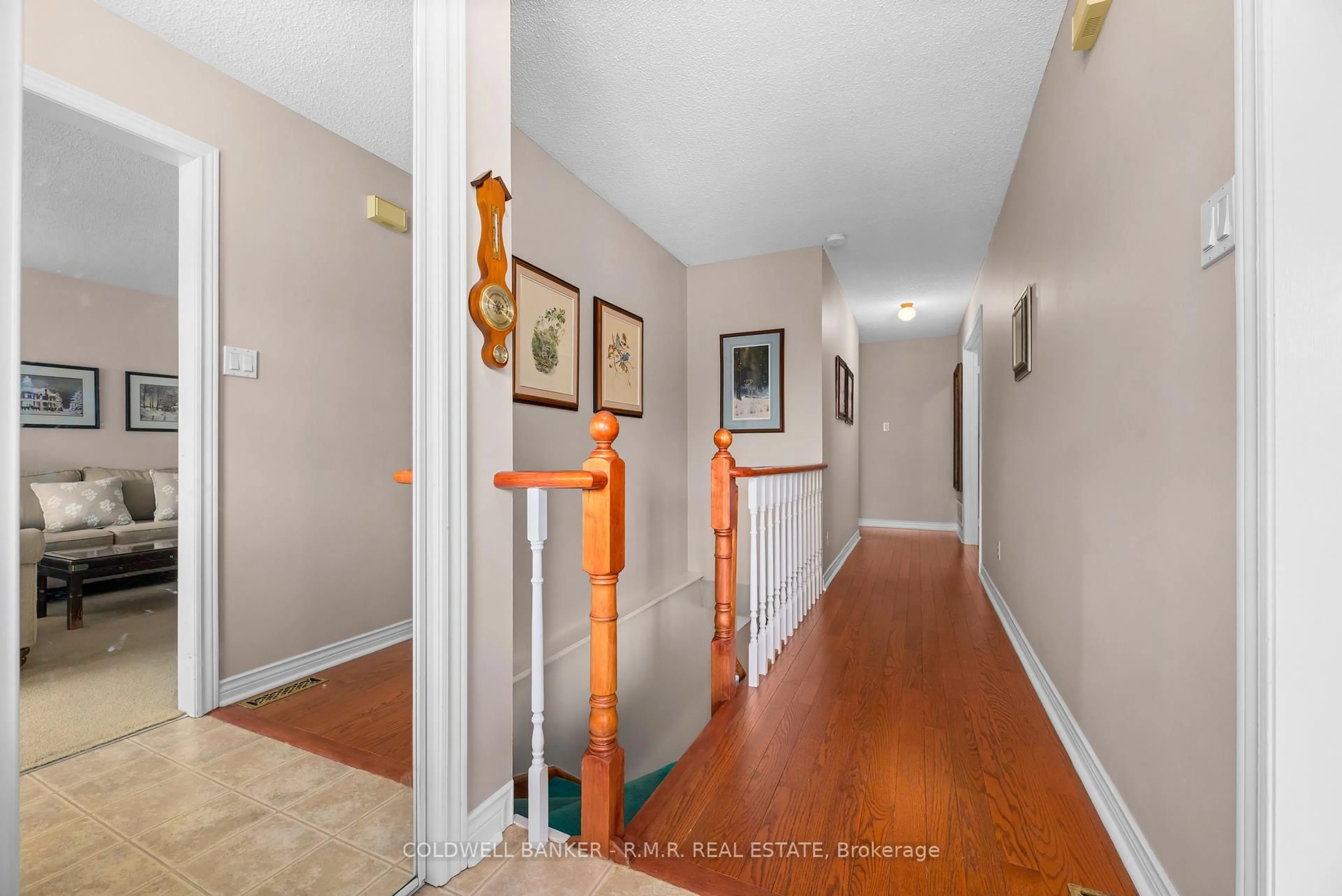 Indoor foyer for 17 St John's Crt, Uxbridge Ontario L9P 1M3