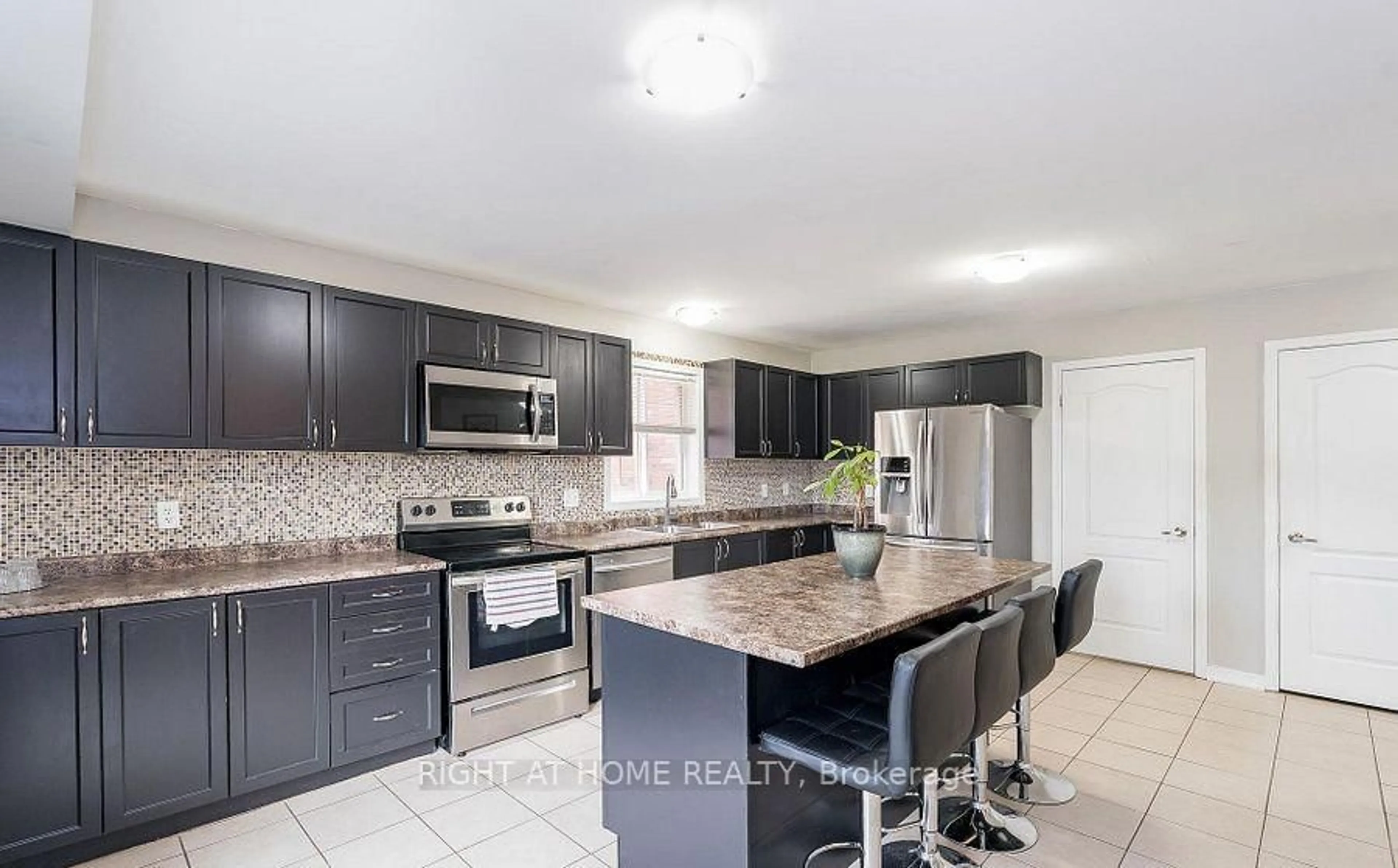 Open concept kitchen, ceramic/tile floor for 1373 Hunter St, Innisfil Ontario L9S 0H5