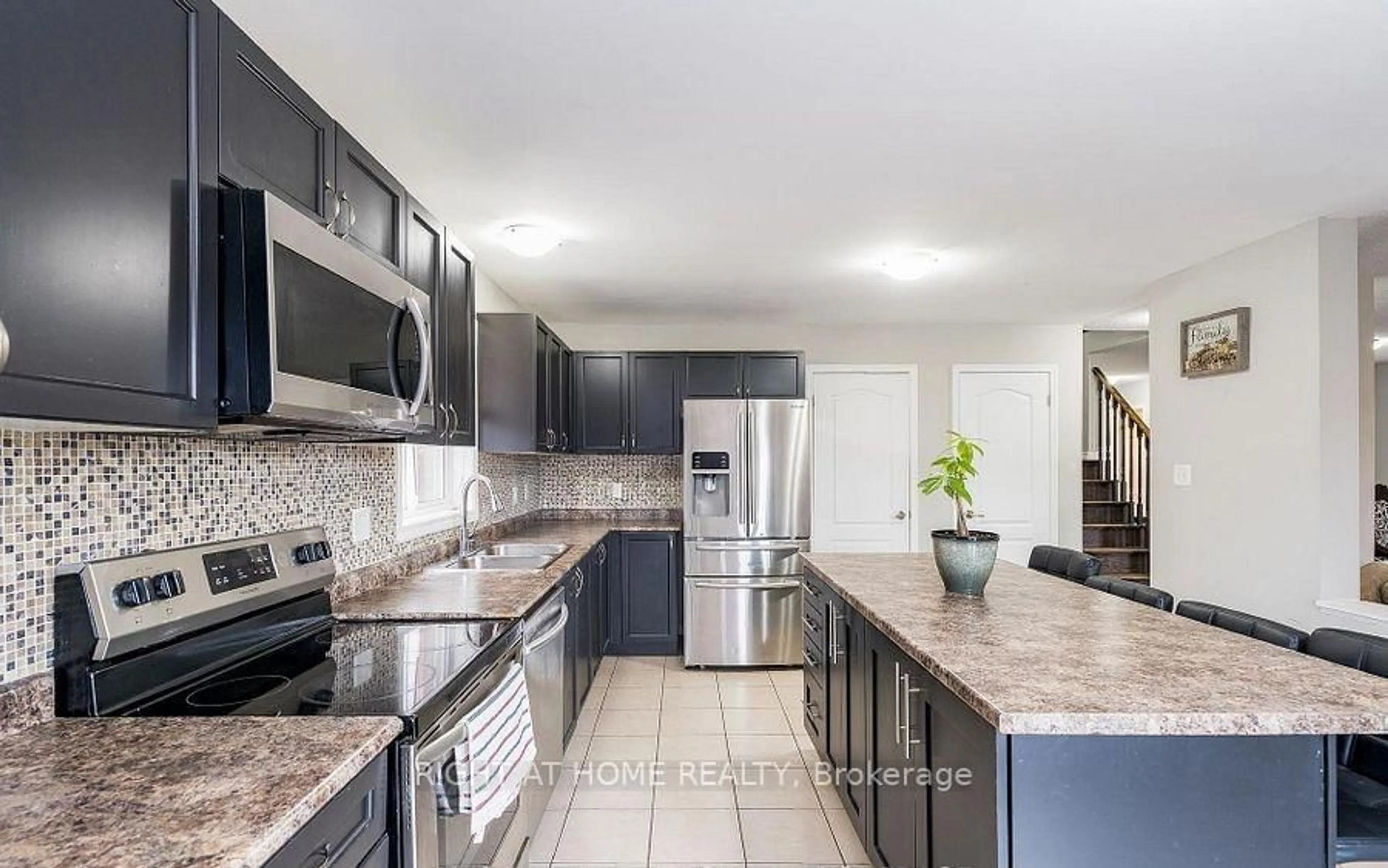 Open concept kitchen, ceramic/tile floor for 1373 Hunter St, Innisfil Ontario L9S 0H5