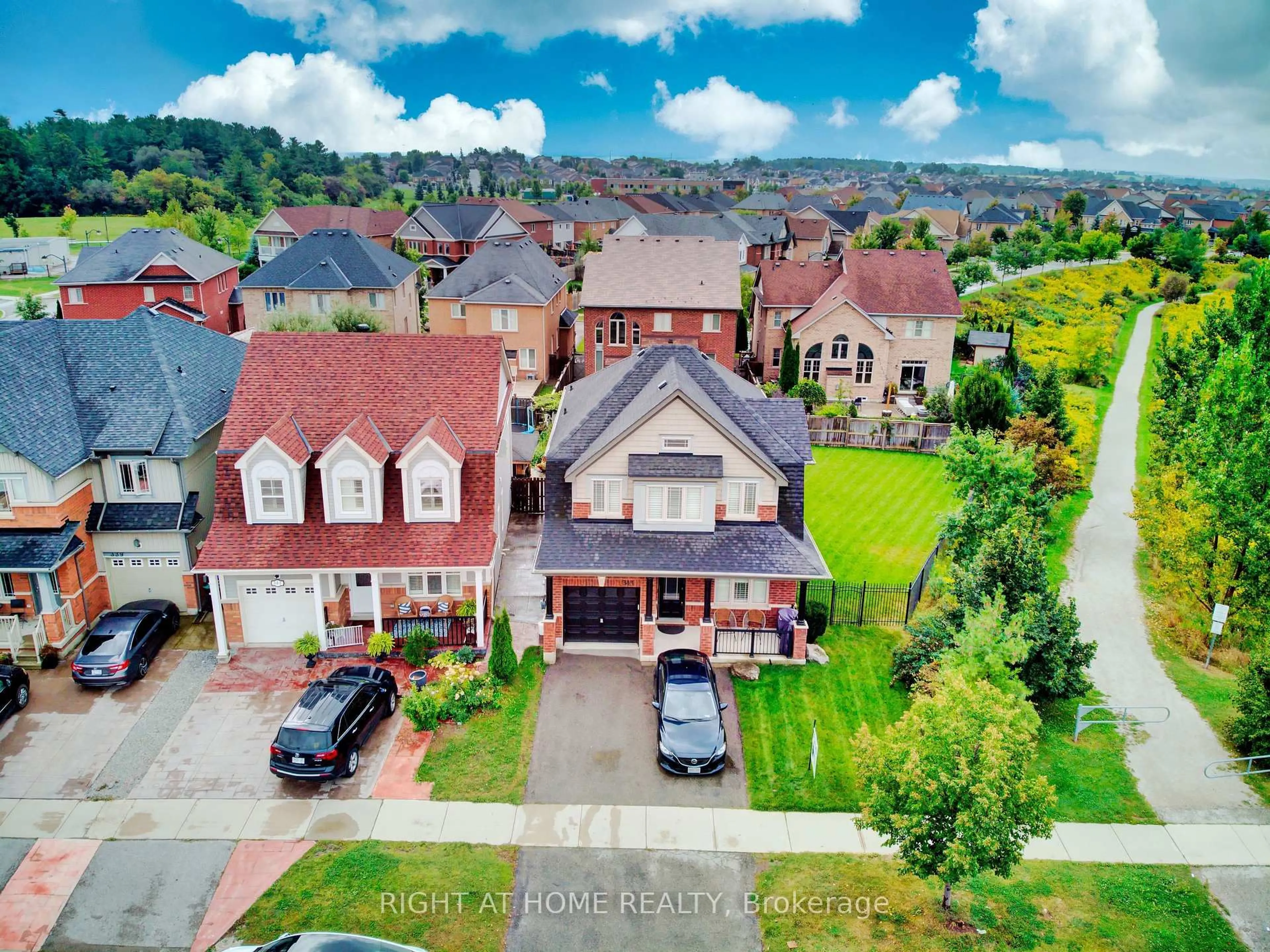 A pic from outside/outdoor area/front of a property/back of a property/a pic from drone, street for 343 Miller Park Ave, Bradford West Gwillimbury Ontario L3Z 0B9