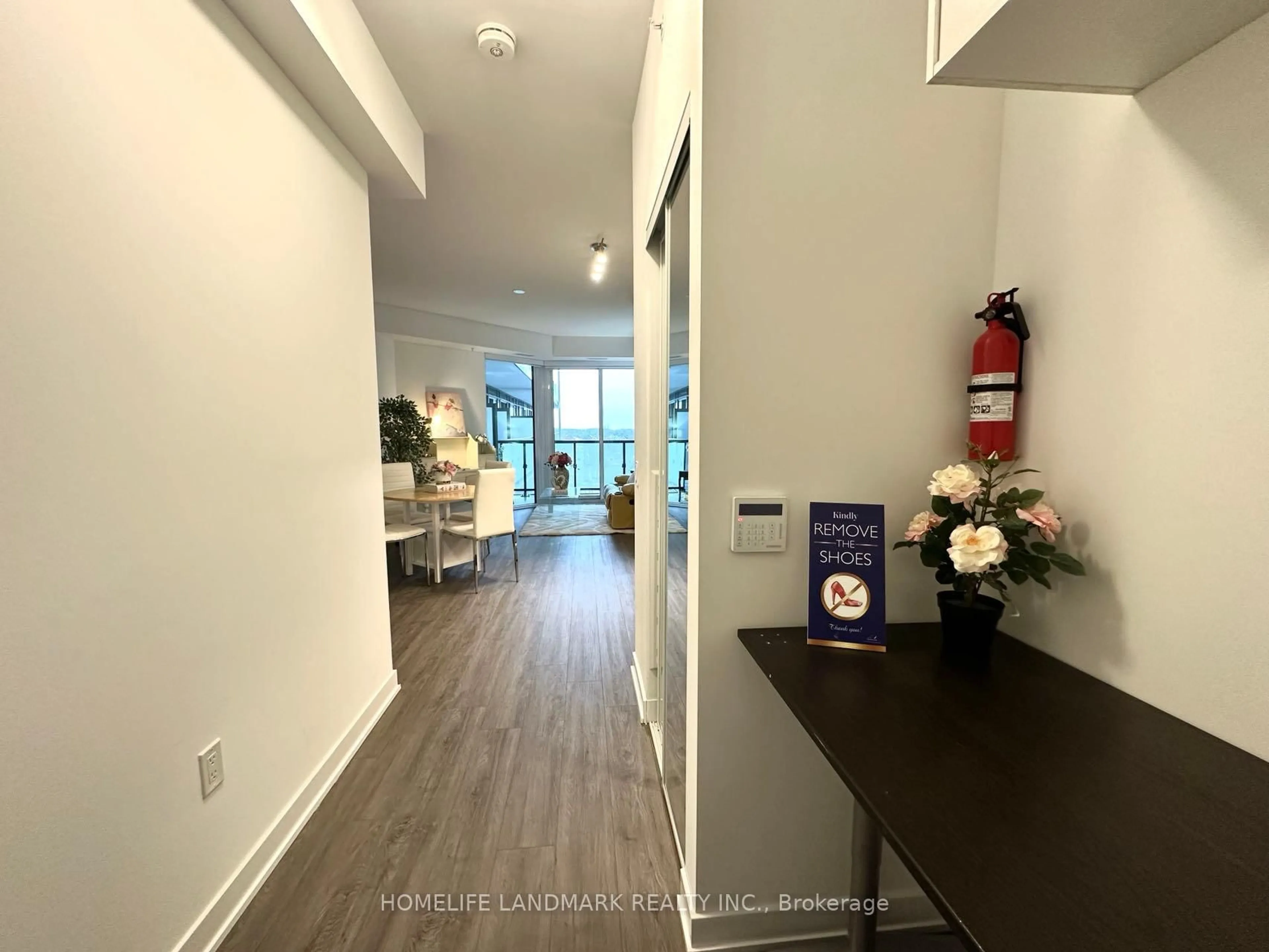 Indoor foyer for 85 Oneida Cres #813, Richmond Hill Ontario L4B 0H4