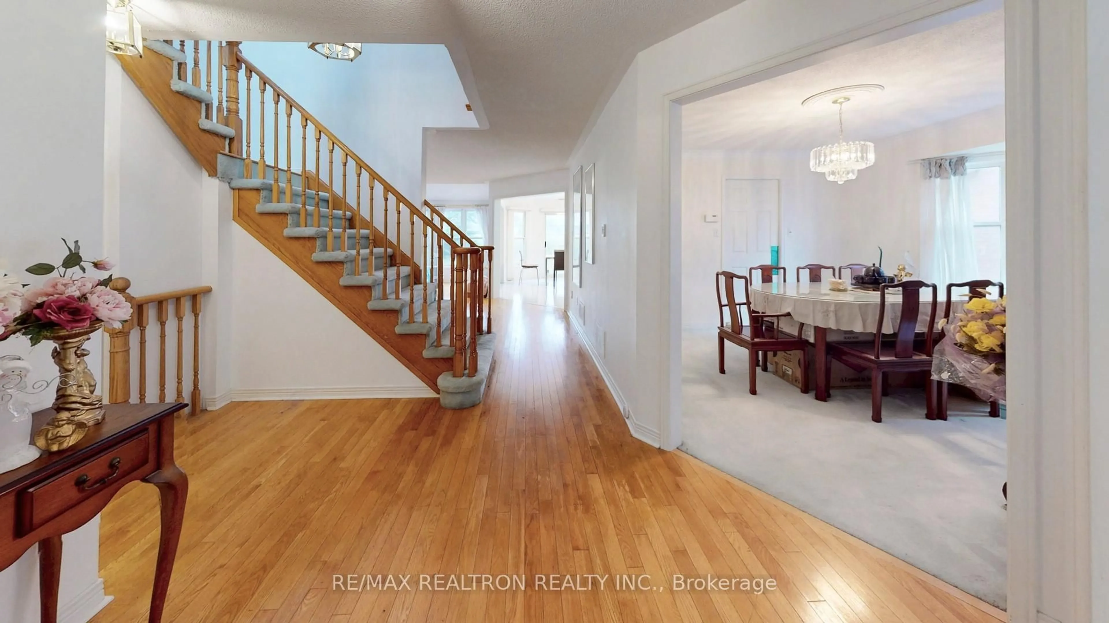 Indoor foyer for 47 Central Park Dr, Markham Ontario L3P 7S3