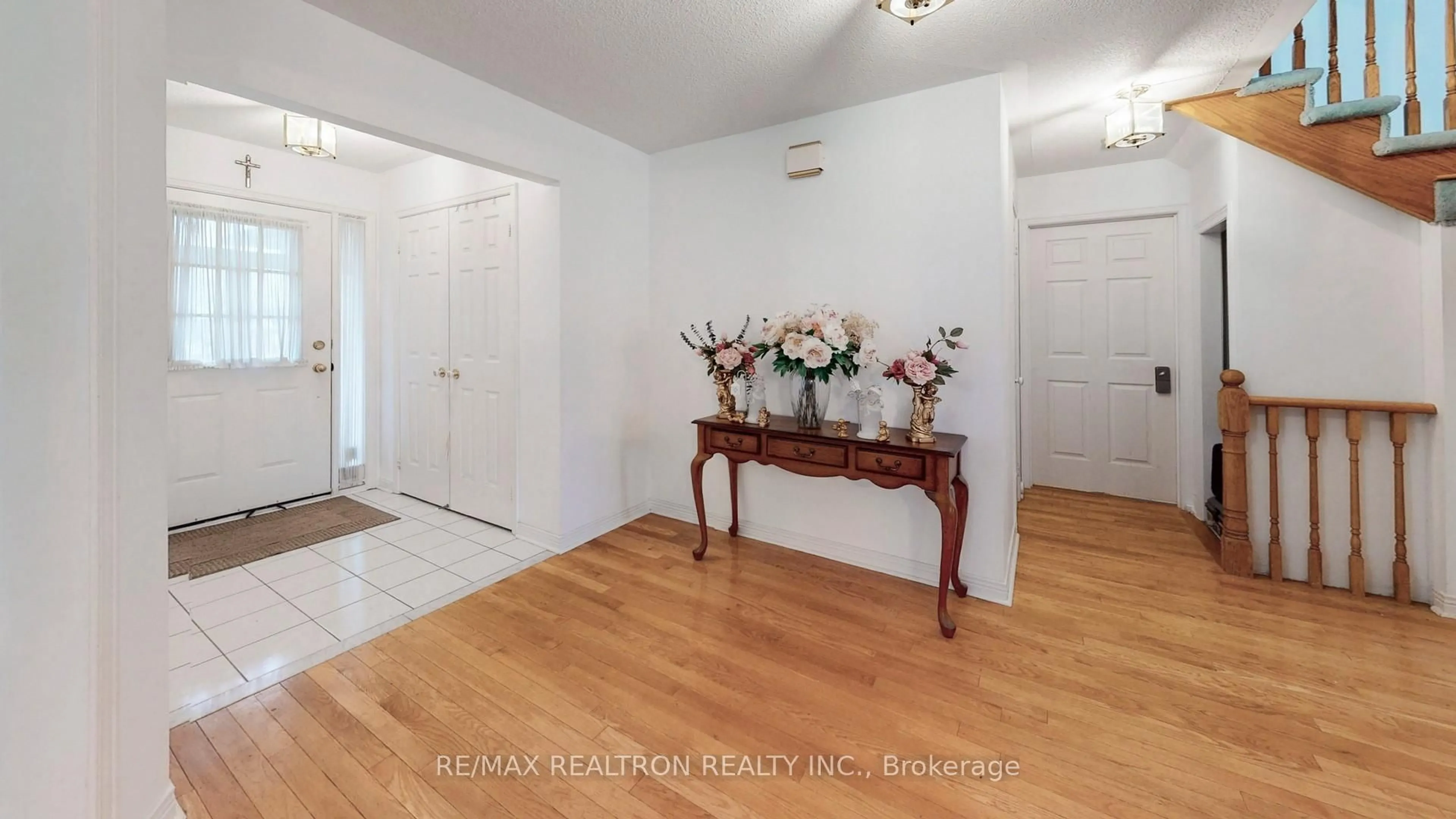 Indoor entryway for 47 Central Park Dr, Markham Ontario L3P 7S3