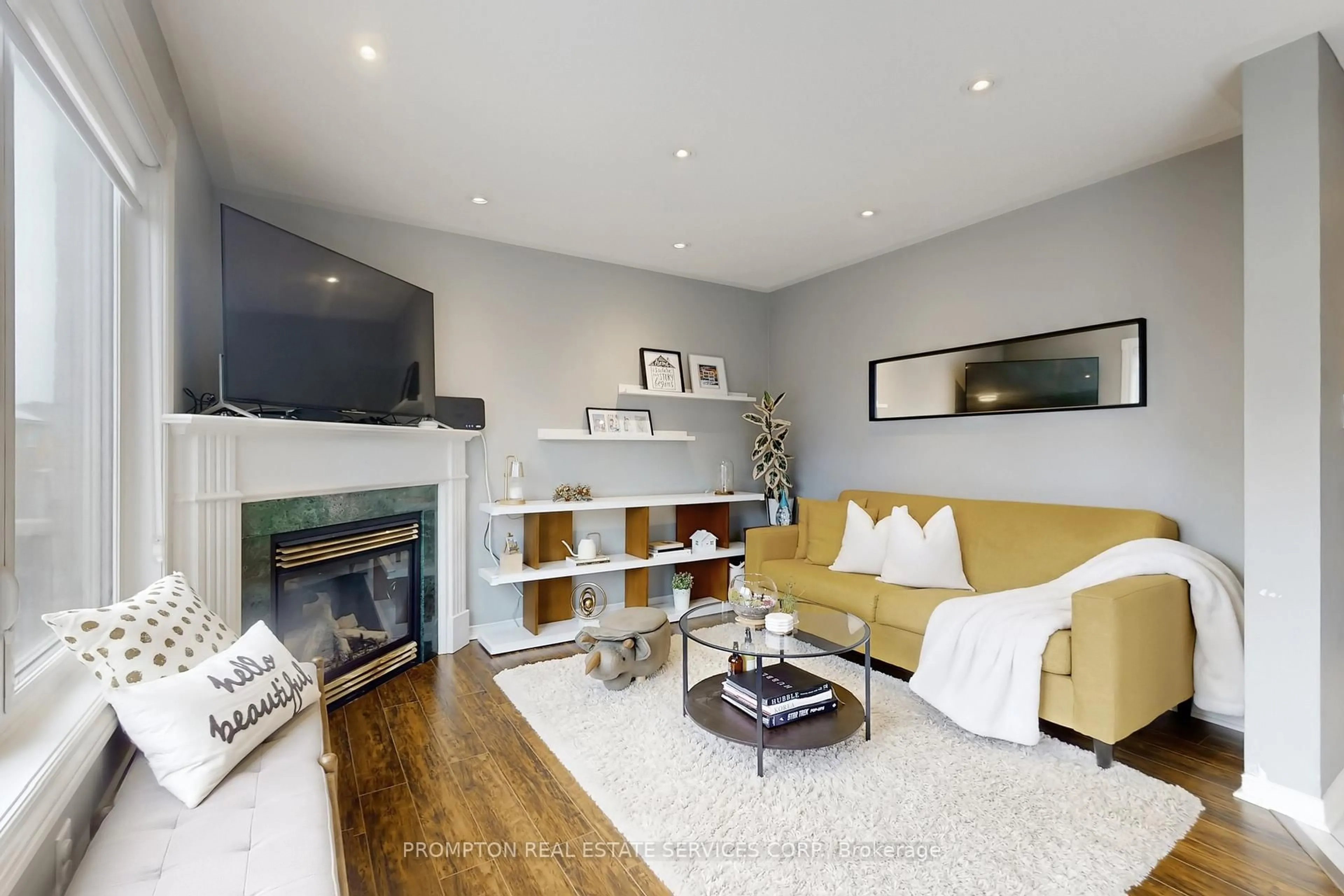 Living room with furniture, unknown for 393 Marble Pl, Newmarket Ontario L3X 2P1