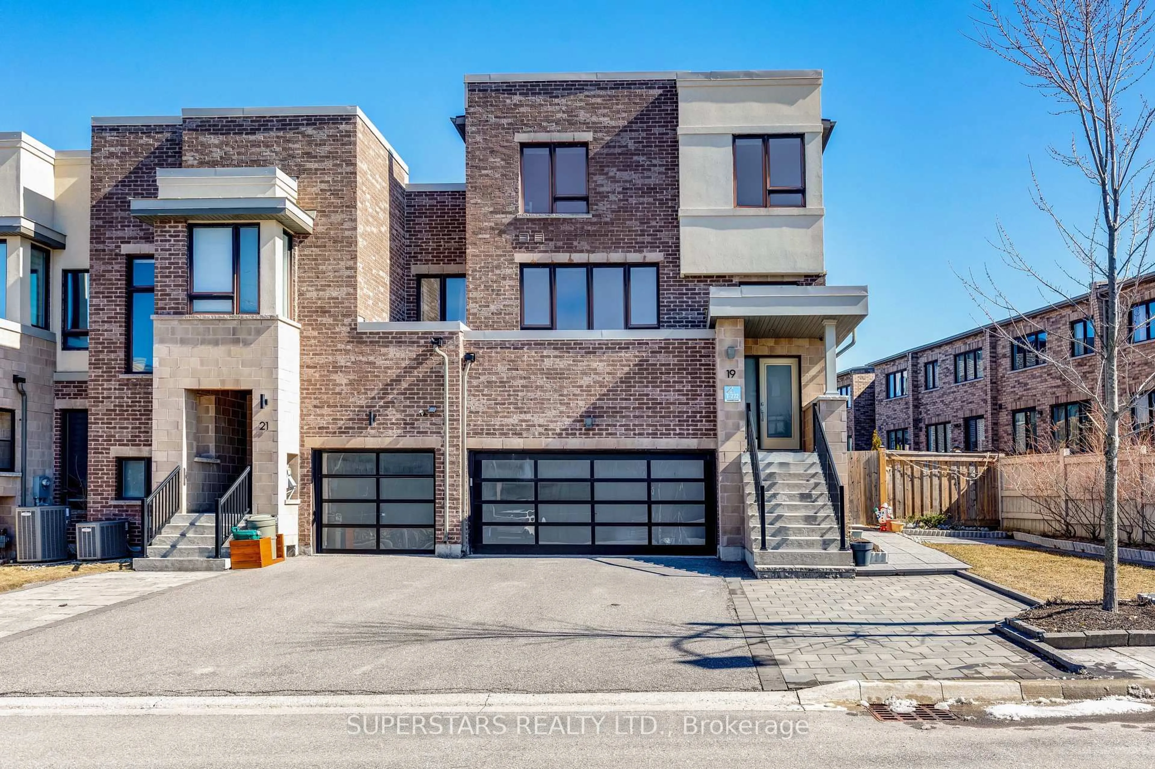 Home with brick exterior material, street for 19 Helliwell Cres, Richmond Hill Ontario L4E 1C8