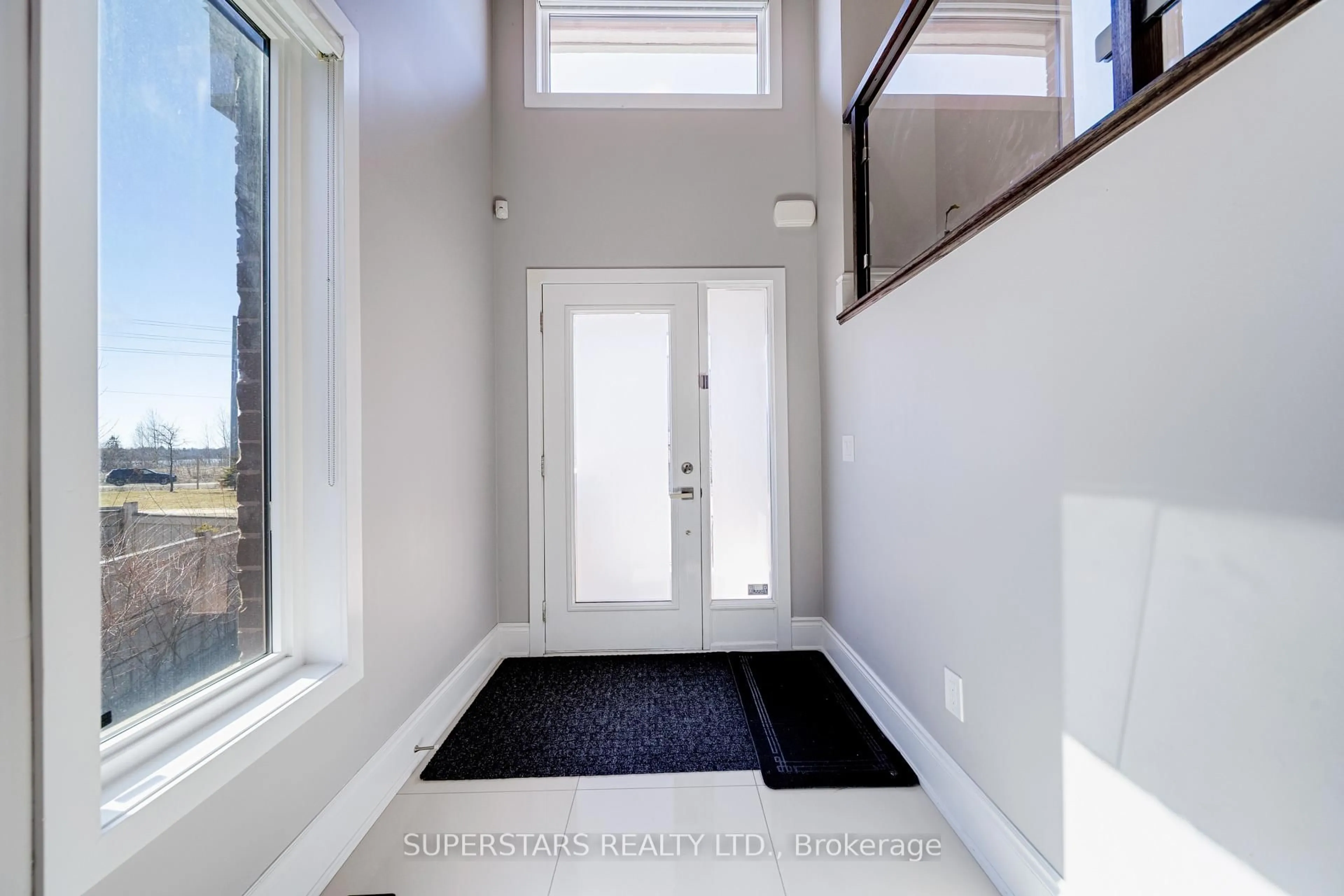 Indoor entryway for 19 Helliwell Cres, Richmond Hill Ontario L4E 1C8