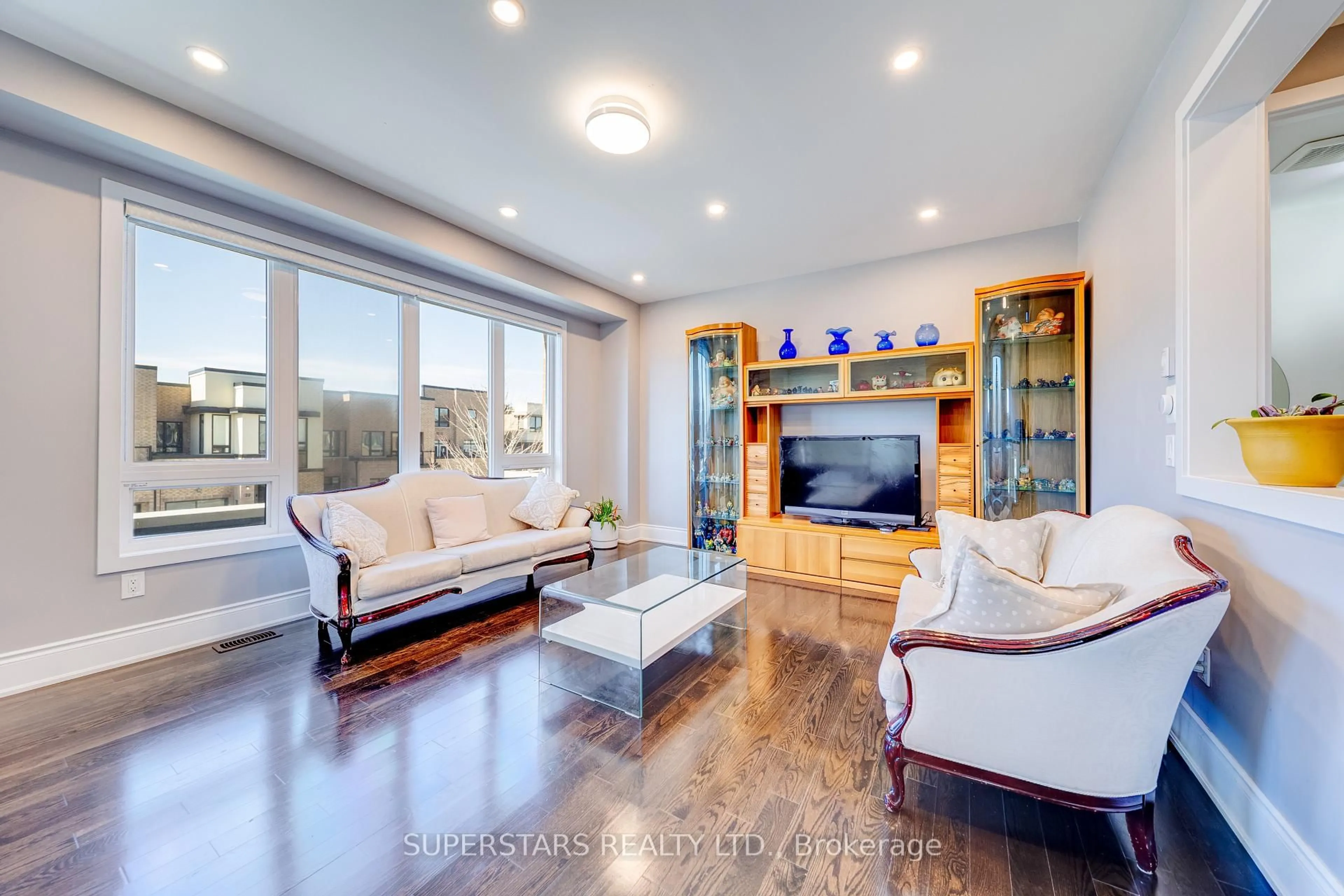 Living room with furniture, unknown for 19 Helliwell Cres, Richmond Hill Ontario L4E 1C8