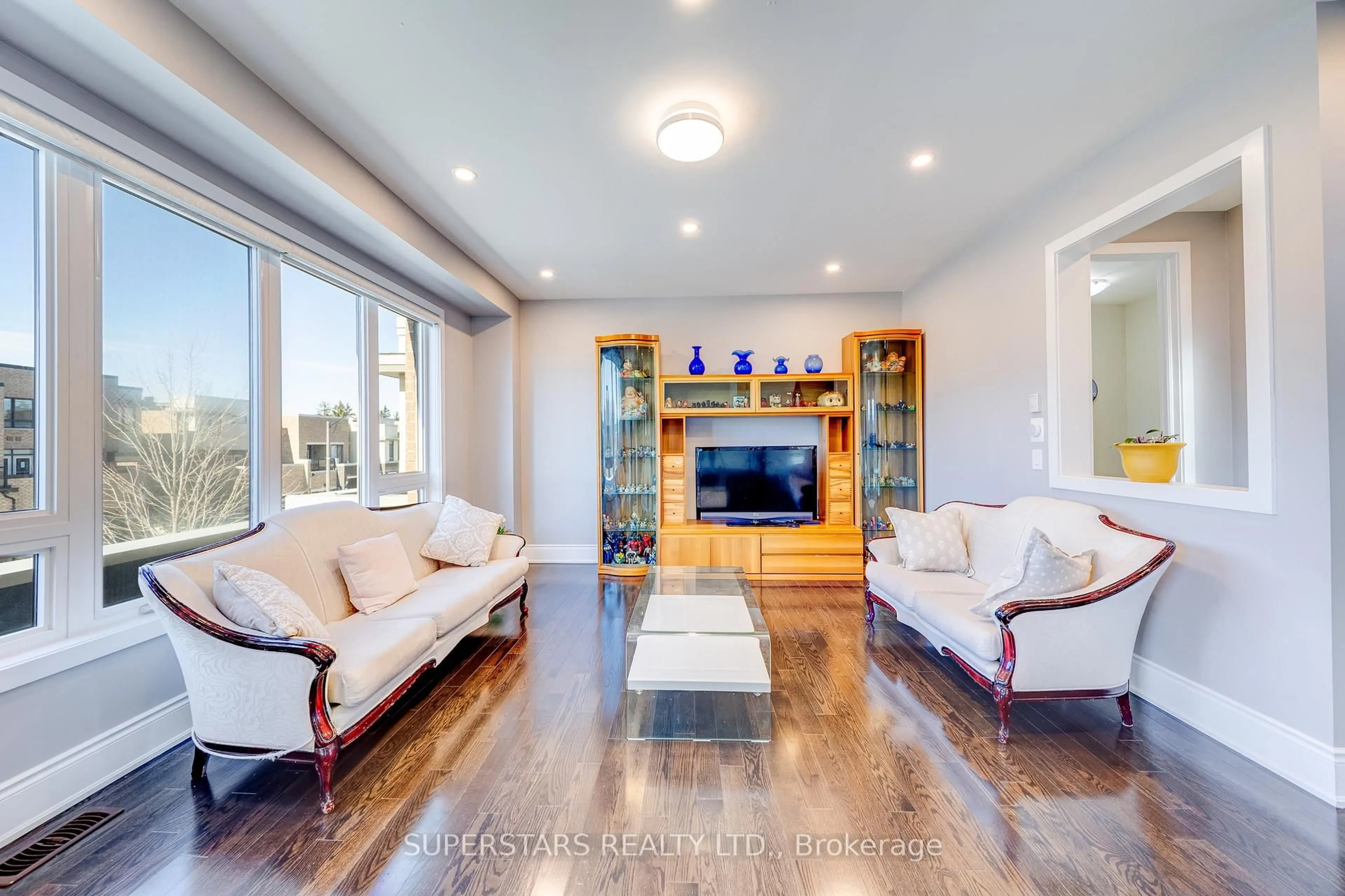 Living room with furniture, wood/laminate floor for 19 Helliwell Cres, Richmond Hill Ontario L4E 1C8